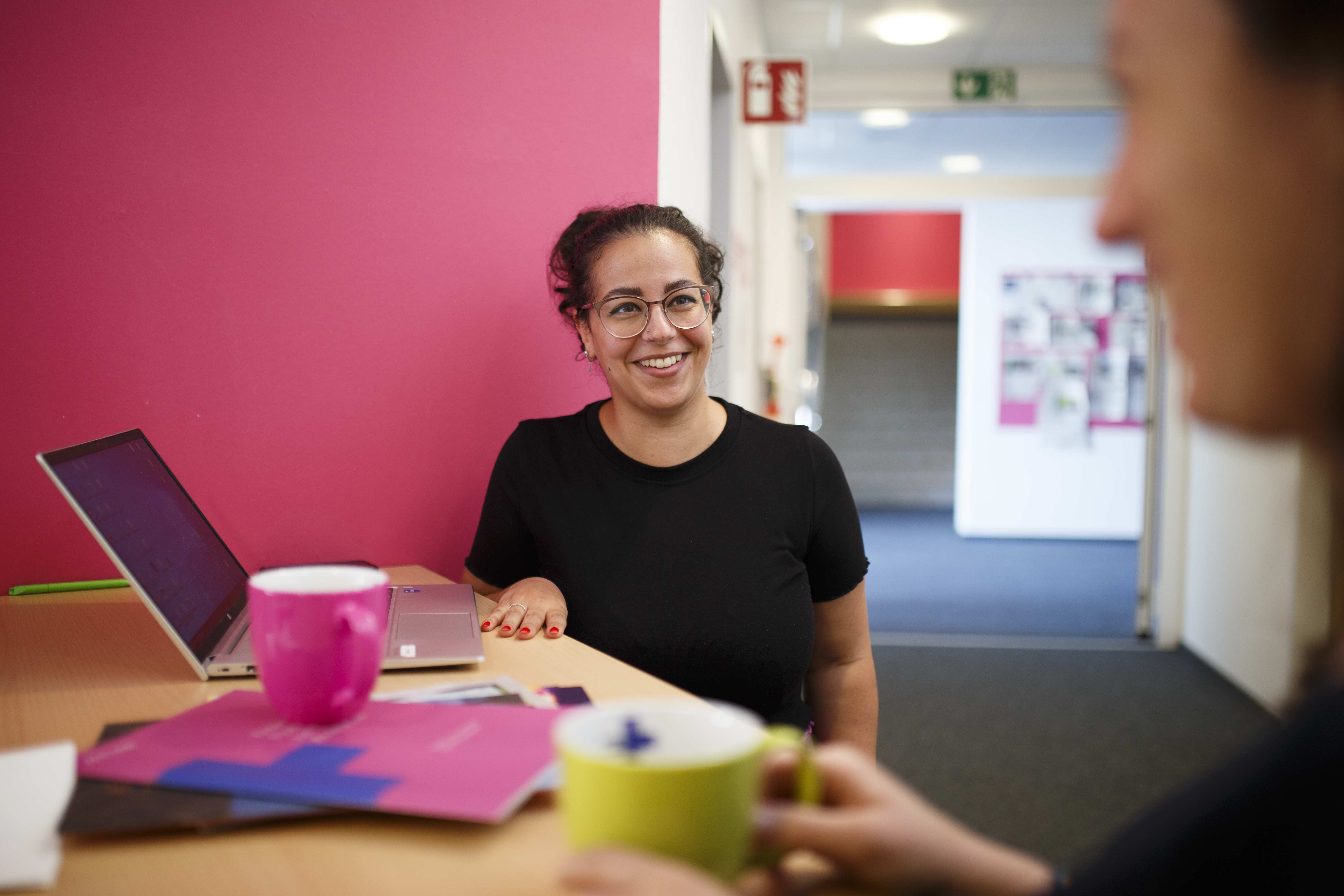 Mitarbeiterin der Kindernothilfe im Gespräch mit einem Kollegen (Quelle: Kindernothilfe / Niklas von Bonn)