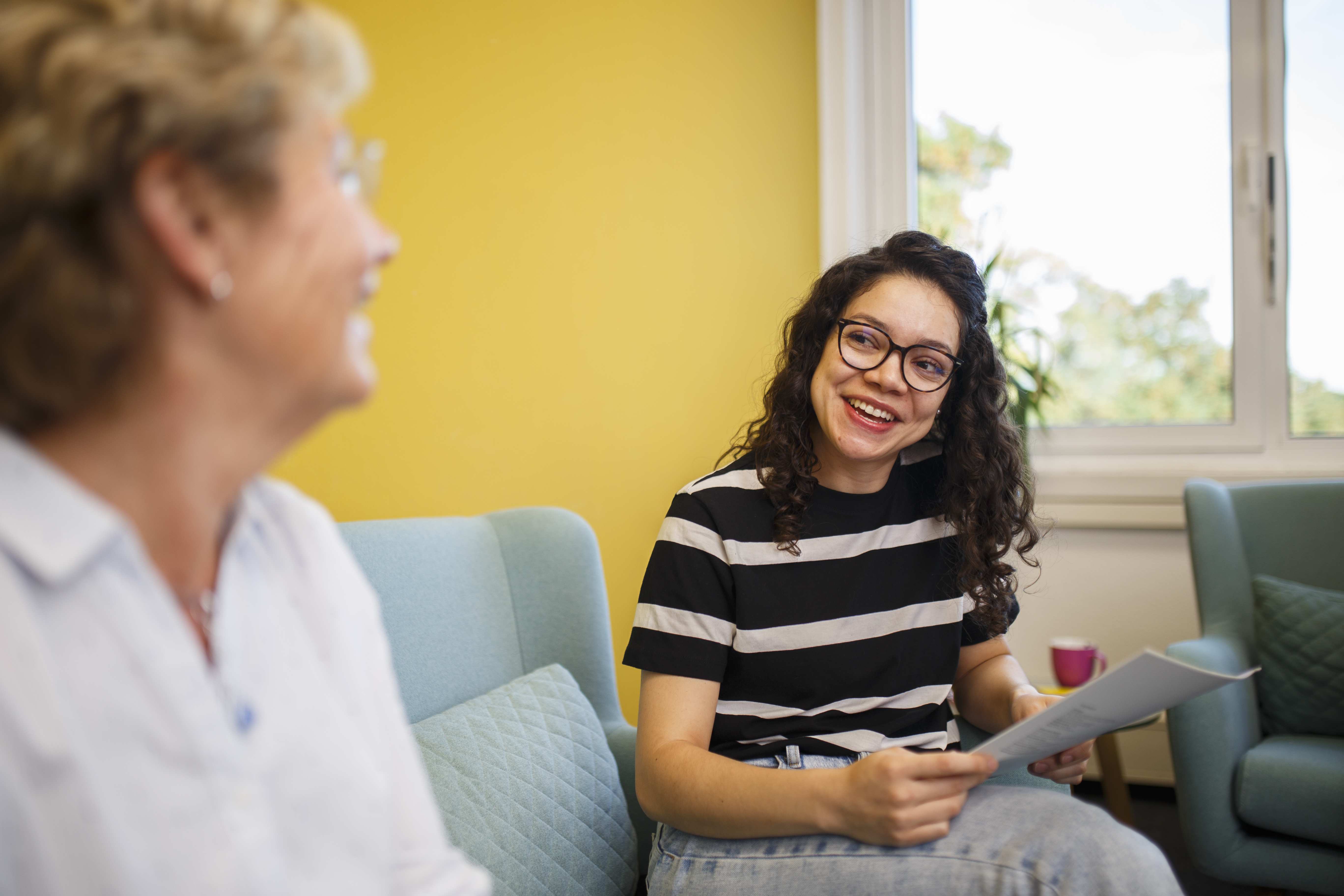 Zwei Kindernothilfe Mitarbeiterinnen in einem Meeting (Quelle: Kindernothilfe / Niklas von Bonn)