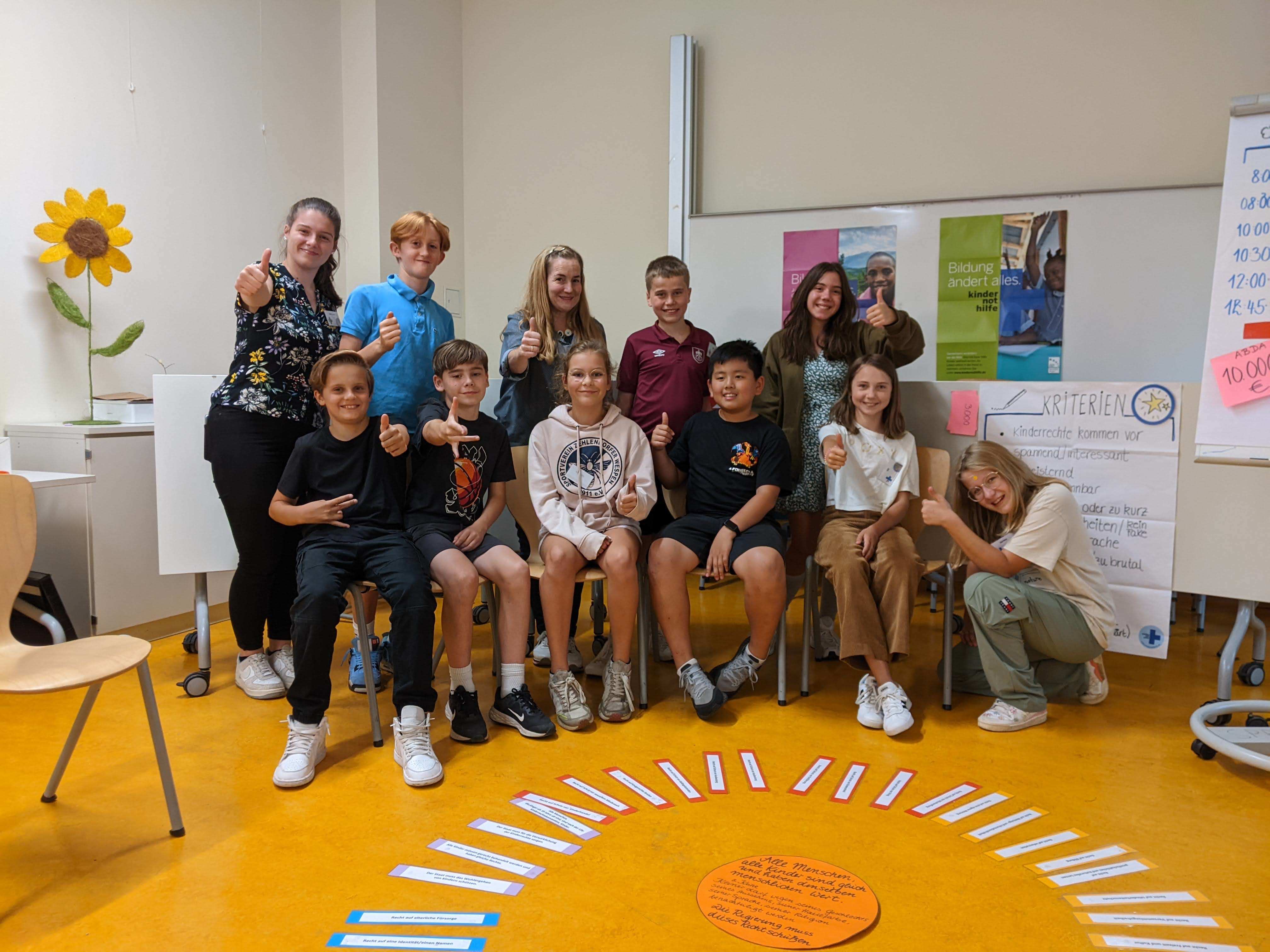 Die Kinderjury des Medienpreises der Kindernothilfe 2023 bei ihrer Jurysitzung in Berlin (Foto: Kindernothilfe) Die Kinderjury des Medienpreises der Kindernothilfe 2023 bei ihrer Jurysitzung in Berlin (Foto: Kindernothilfe)