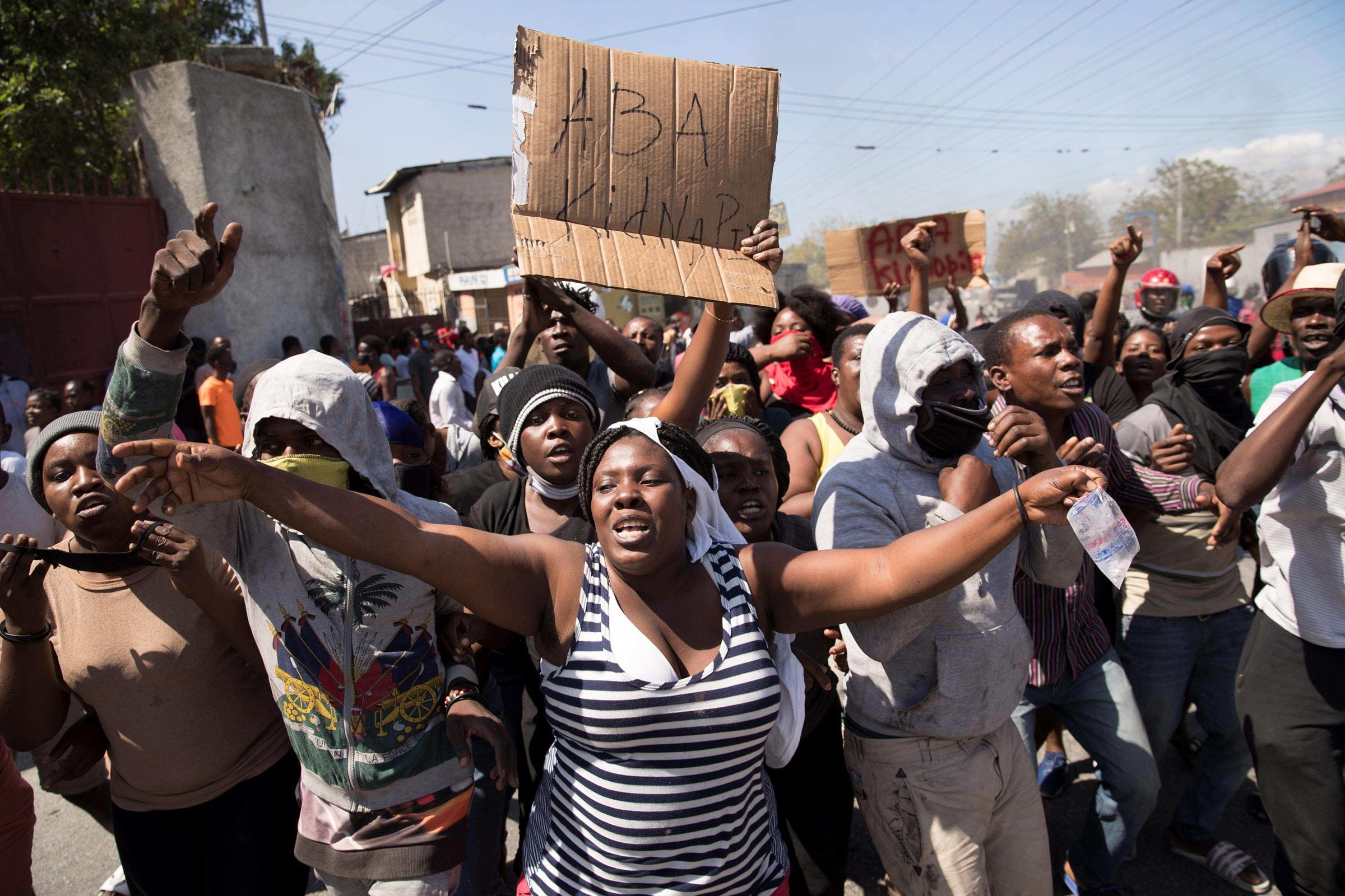 🔴Eine Gruppe von Demonstranten demonstriert in der Nähe des internationalen Flughafens von Port-au-Prince (Quelle: IMAGO)