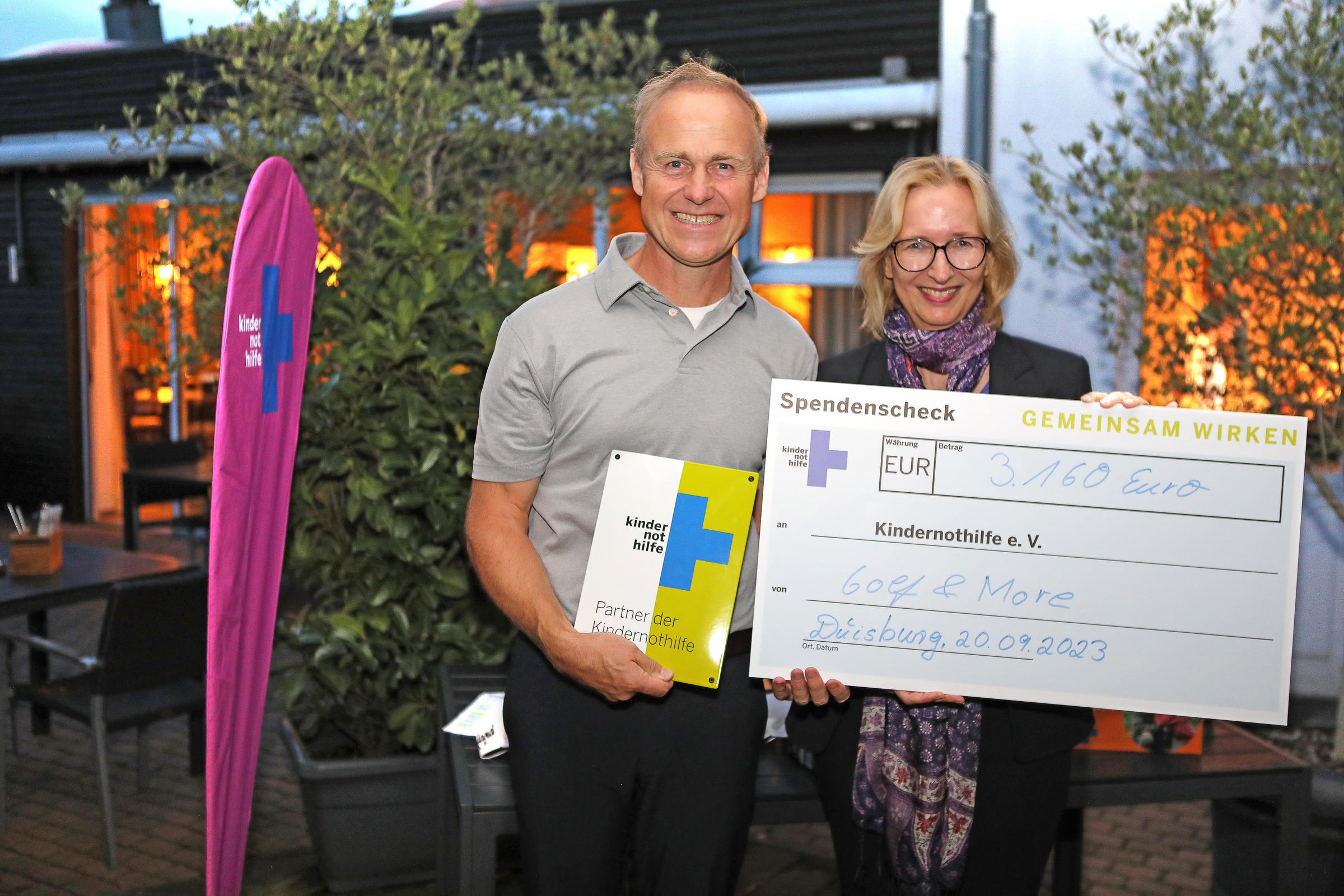 Katrin Weidemann, Kindernothilfe-Vorstandsvorsitzende mit Johannes Fülöp, Geschäftsführer von Golf & More bei der Scheckübergabe (Foto: Ralf Krämer/Kindernothilfe) Katrin Weidemann, Kindernothilfe-Vorstandsvorsitzende mit Johannes Fülöp, Geschäftsführer von Golf & More bei der Scheckübergabe (Foto: Ralf Krämer/Kindernothilfe)