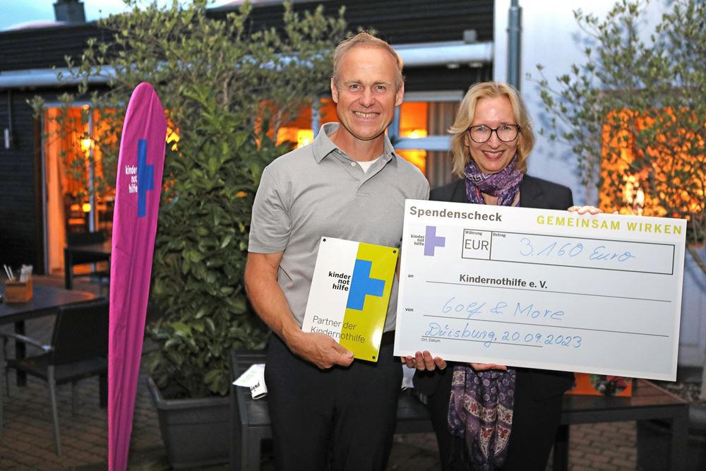 Katrin Weidemann, Kindernothilfe-Vorstandsvorsitzende mit Johannes Fülöp, Geschäftsführer von Golf & More bei der Scheckübergabe (Foto: Ralf Krämer/Kindernothilfe) Katrin Weidemann, Kindernothilfe-Vorstandsvorsitzende mit Johannes Fülöp, Geschäftsführer von Golf & More bei der Scheckübergabe (Foto: Ralf Krämer/Kindernothilfe)