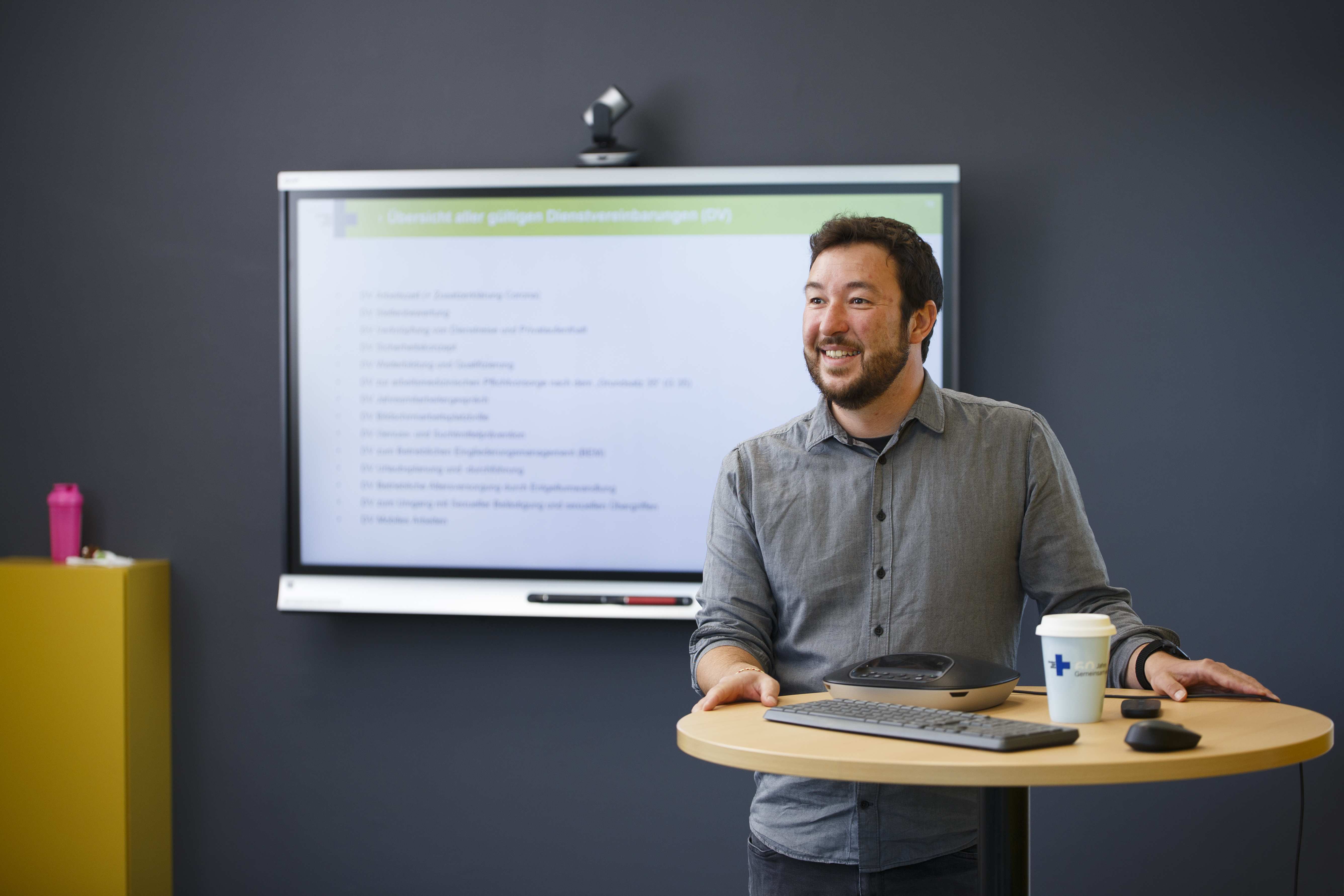 Mitarbeiter der Kindernothilfe hält einen Vortrag (Quelle: Kindernothilfe / Niklas von Bonn)