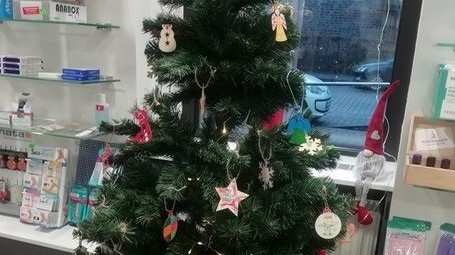 Lachendorf: Weihnachtsbaum der Olivenapotheke (Quelle: privat)