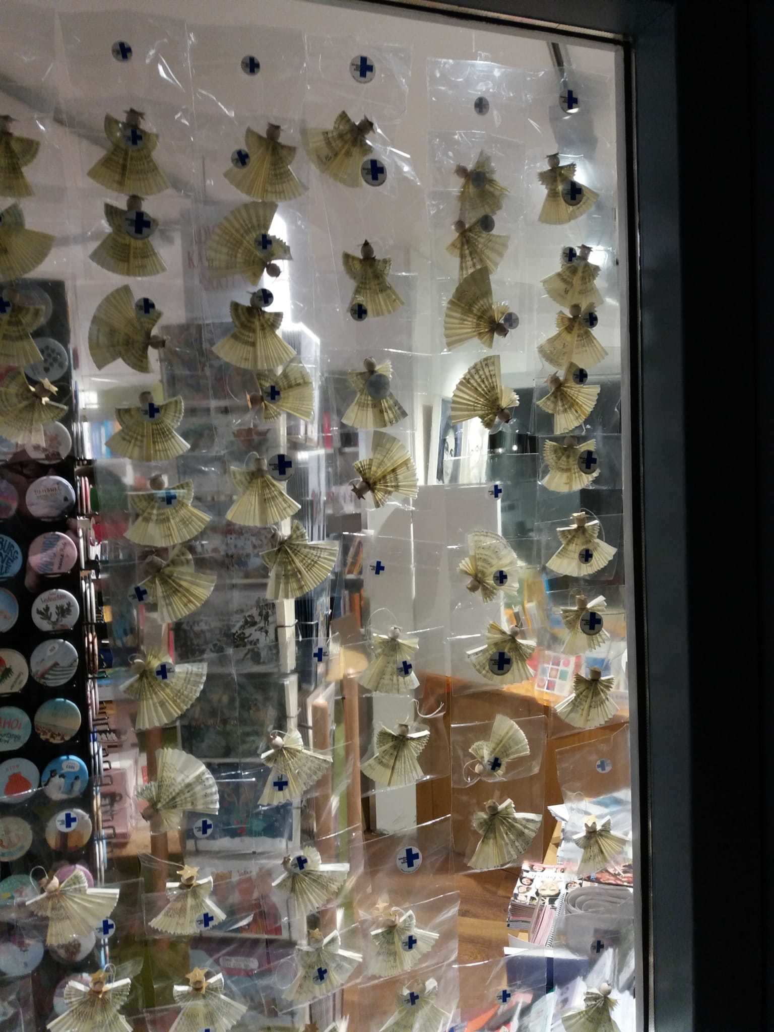 Hamburg: Engel des Arbeitskreises Hamburg im Schaufenster der Buchhandlung Ida von Behr im Stadtteil Volksdorf (Quelle: privat)