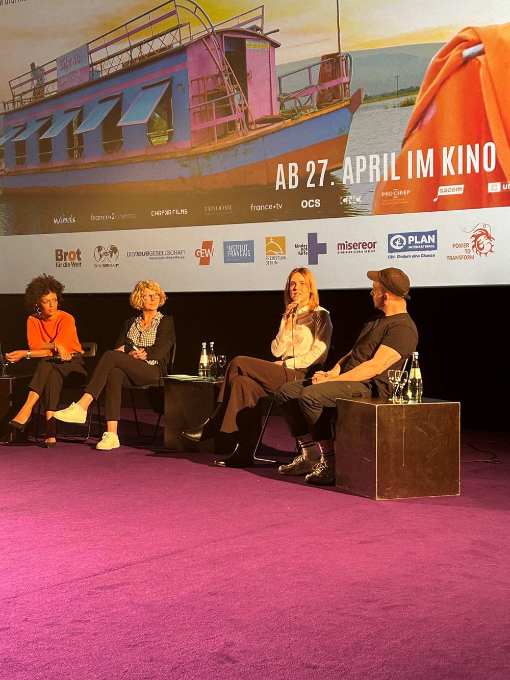 Podiumsdiskussion bei der Filmpremiere von "Schulen dieser Welt" – Luise (mit Mikrofon) ist MItglied der Jugend-Task-Force (Quelle: GBK) Podiumsdiskussion bei der Filmpremiere von "Schulen dieser Welt" – Luise (mit Mikrofon) ist MItglied der Jugend-Task-Force (Quelle: GBK)