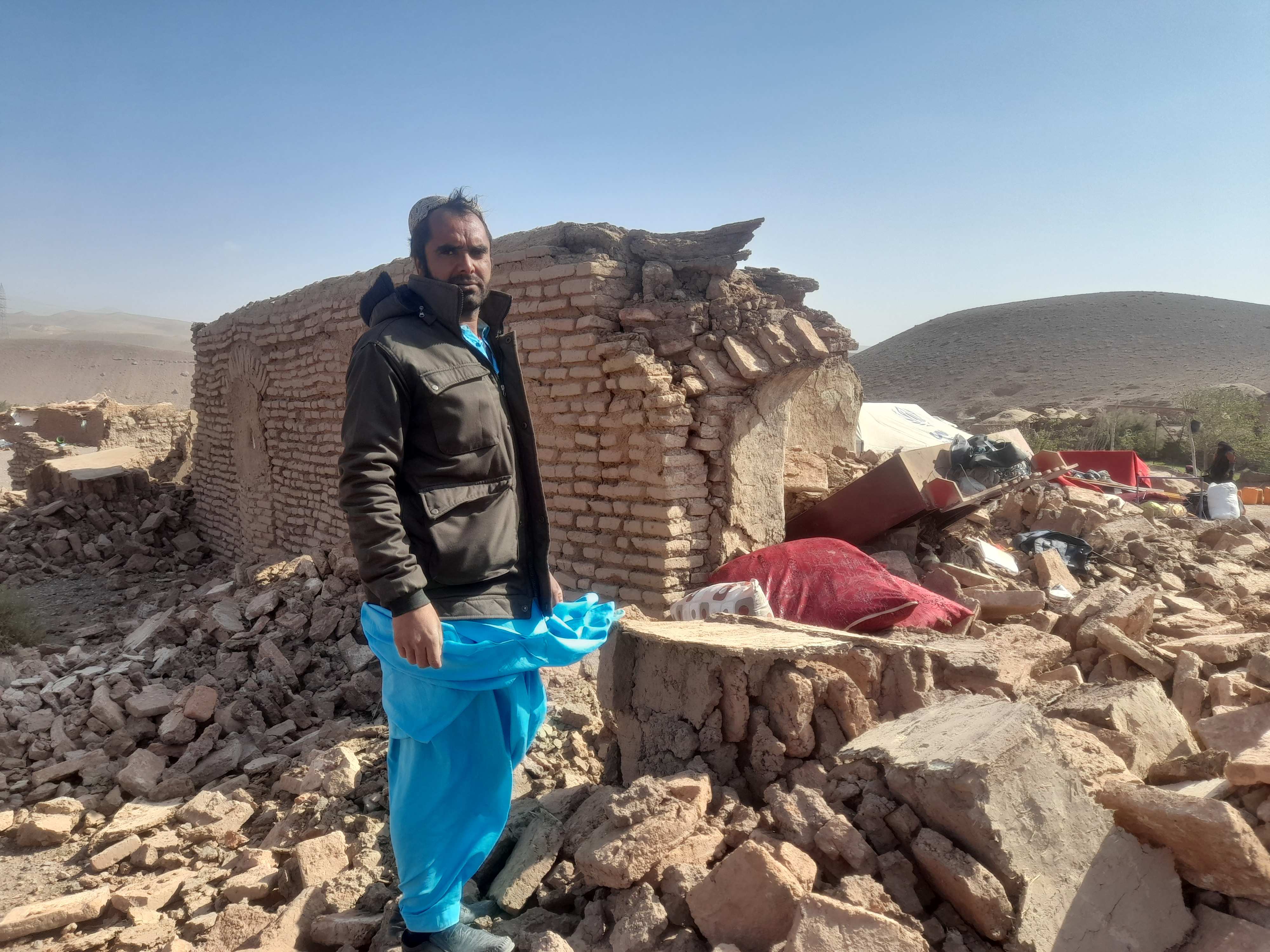 Ein Mann vor den Trümmern der Häuser (Fotos vom Kindernothilfe-Partner SERVE) Ein Mann vor den Trümmern der Häuser (Fotos vom Kindernothilfe-Partner SERVE)