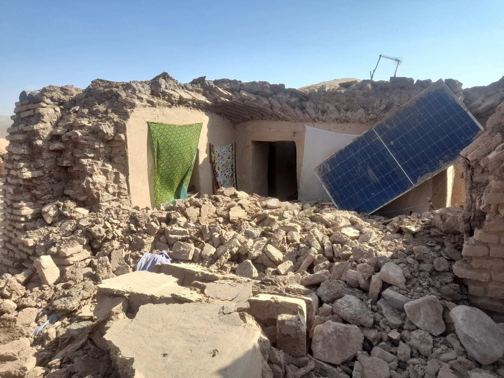 Das Erdbeben in der Provinz  Herat hat Häuser und Gebäude zerstört. Viele Menschen stehen vor dem Nichts. Foto: Kindernothilfe-Partner SERVE