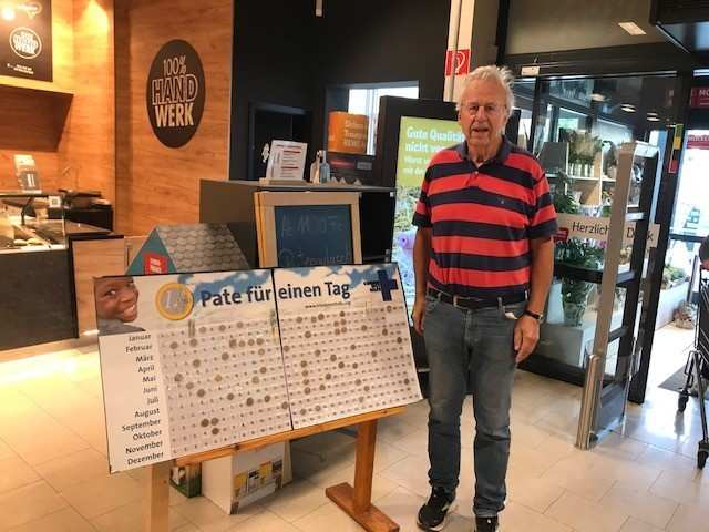 Wolfgang Hobinka vom Freundeskreis Siegen bei einer Spendenaktion in einem Supermarkt. Foto: privat Wolfgang Hobinka vom Freundeskreis Siegen bei einer Spendenaktion in einem Supermarkt. Foto: privat