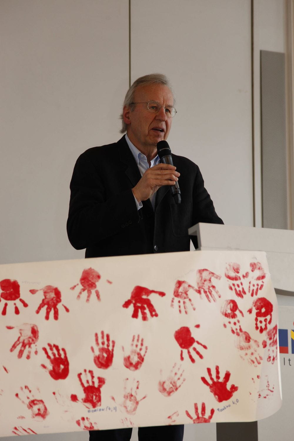Wolfgang Hobinka sprach beim Red Hand Day 2015 an Schulen in Siegen. Foto: privat