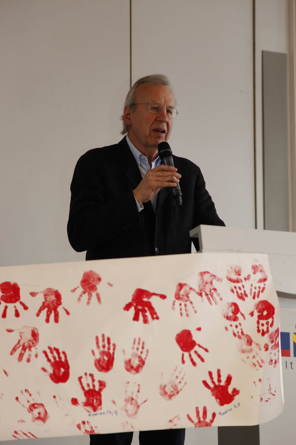 Wolfgang Hobinka sprach beim Red Hand Day 2015 an Schulen in Siegen. Foto: privat Wolfgang Hobinka sprach beim Red Hand Day 2015 an Schulen in Siegen. Foto: privat