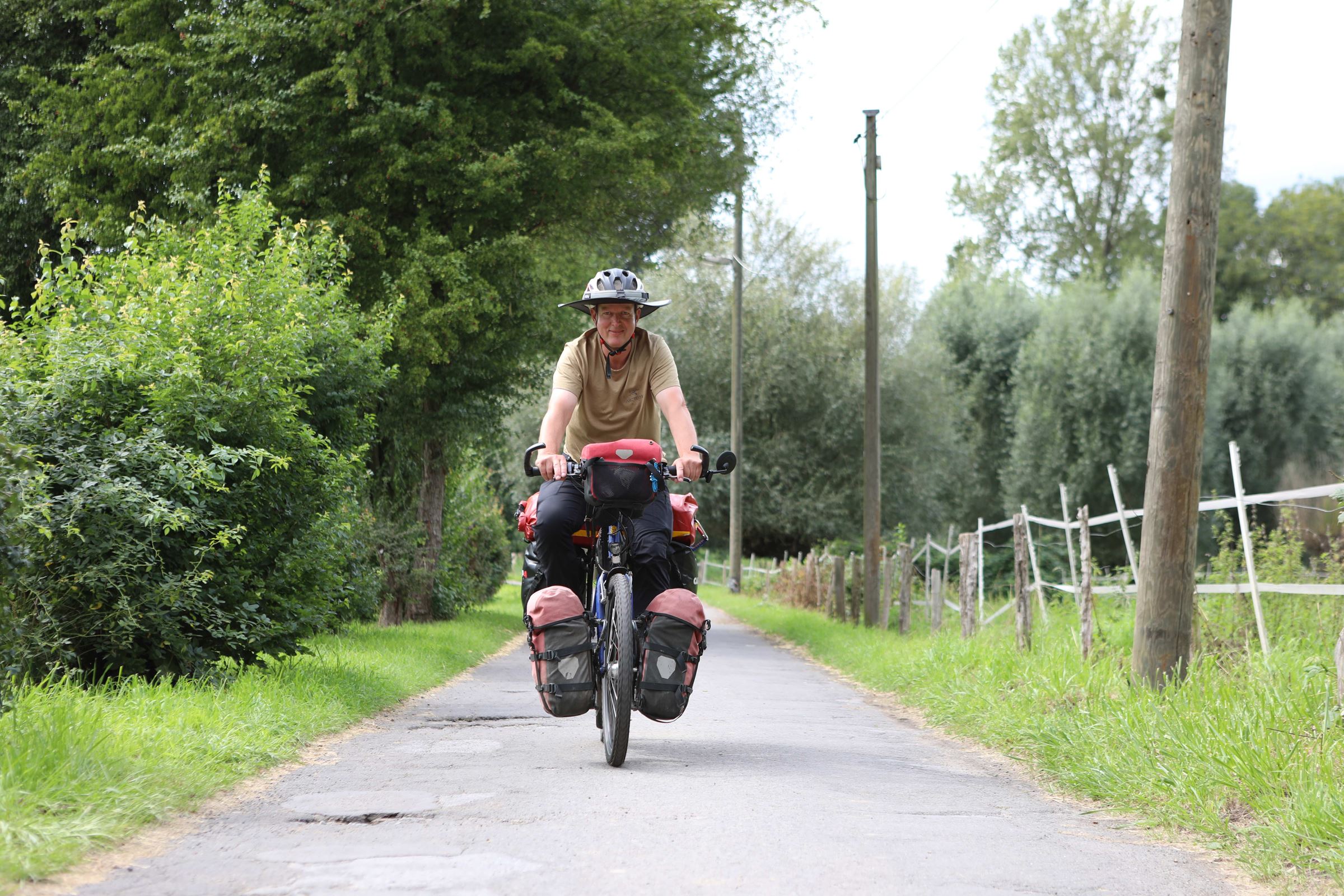 Ein Radfahrer fährt durch einen Park (Quelle: Katharina Draub) Ein Radfahrer fährt durch einen Park (Quelle: Katharina Draub)