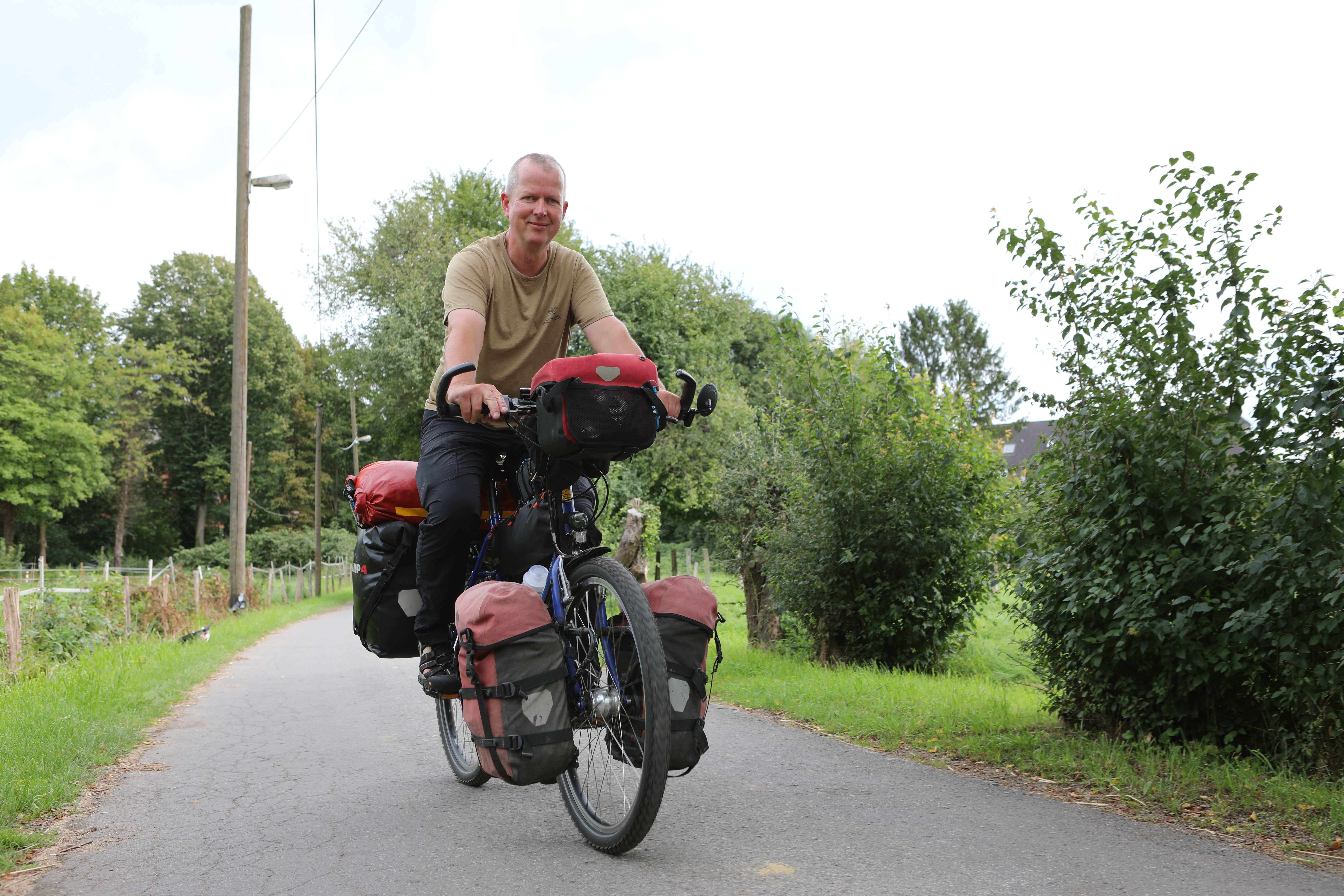 Ein Fahrradfahrer fährt durch einen Park (Quelle: Katharina Draub) Ein Fahrradfahrer fährt durch einen Park (Quelle: Katharina Draub)