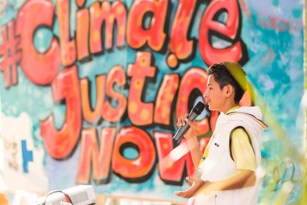 Ein Jugendlicher aus Pakistan spricht bei der Jugendkonferenz über die Klimakrise. (Foto: Finn Schäfer) Ein Jugendlicher aus Pakistan spricht bei der Jugendkonferenz über die Klimakrise. (Foto: Finn Schäfer)