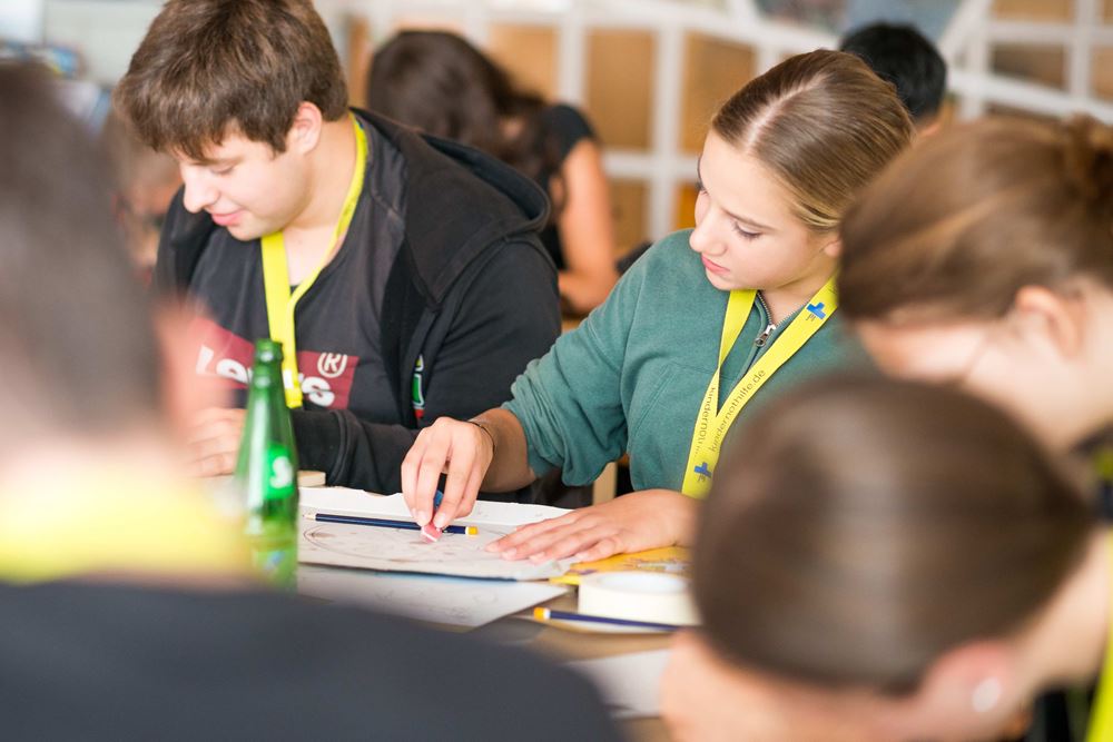 Jugendliche zusammen in einem Workshop bei der Jugendkonferenz 2023. Foto: Finn Schäfer