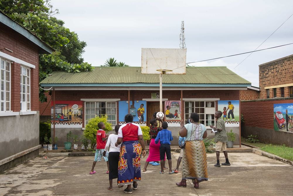 Kinder spielen vor dem Schutzhaus unseres Partners Tikodane in Malawi (Quelle: Christian Nusch) Platzhalterbild