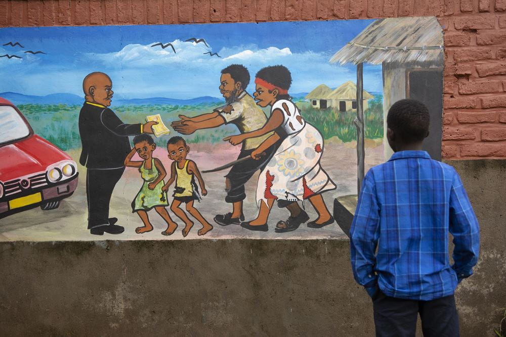 Ein Junge schaut sich ein Graffiti an einer Hauswand in Malawis Hauptstadt  Lilongwe an (Quelle: Christian Nusch) Platzhalterbild