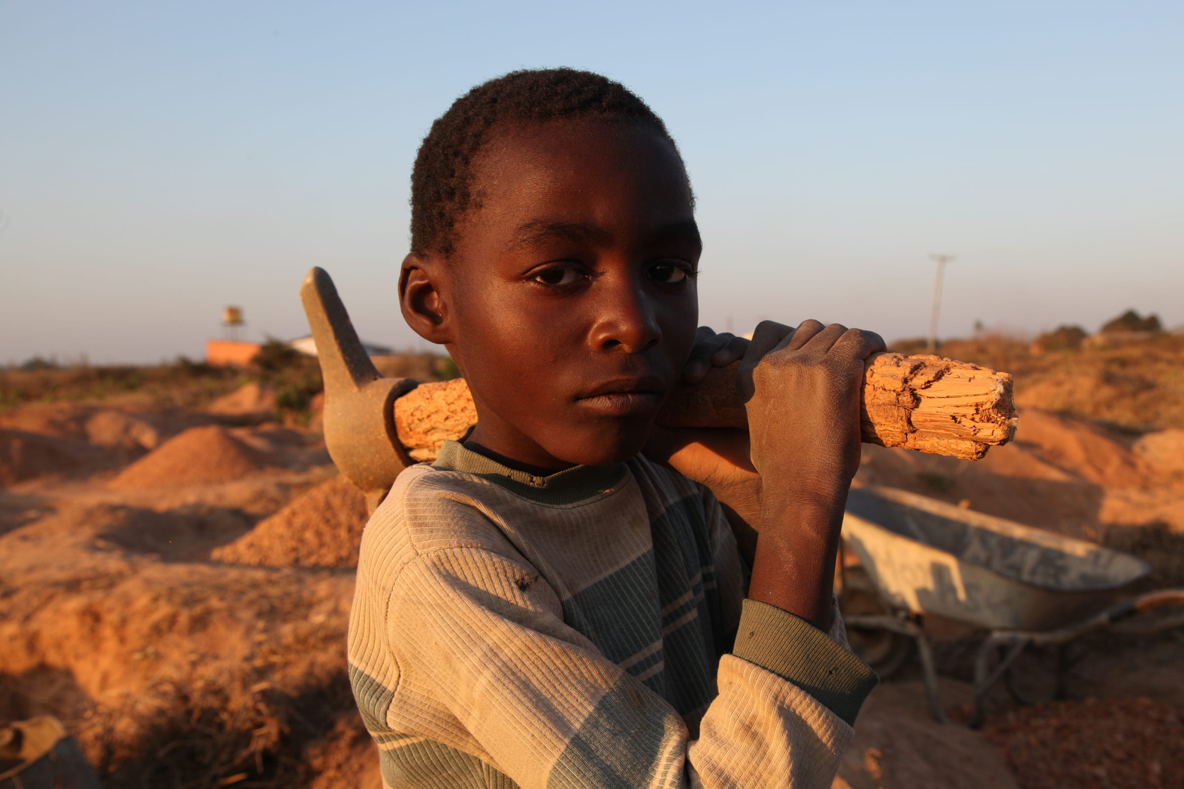 Sambischer Junge mit Spitzhacke (Quelle: Kindernothilfe)