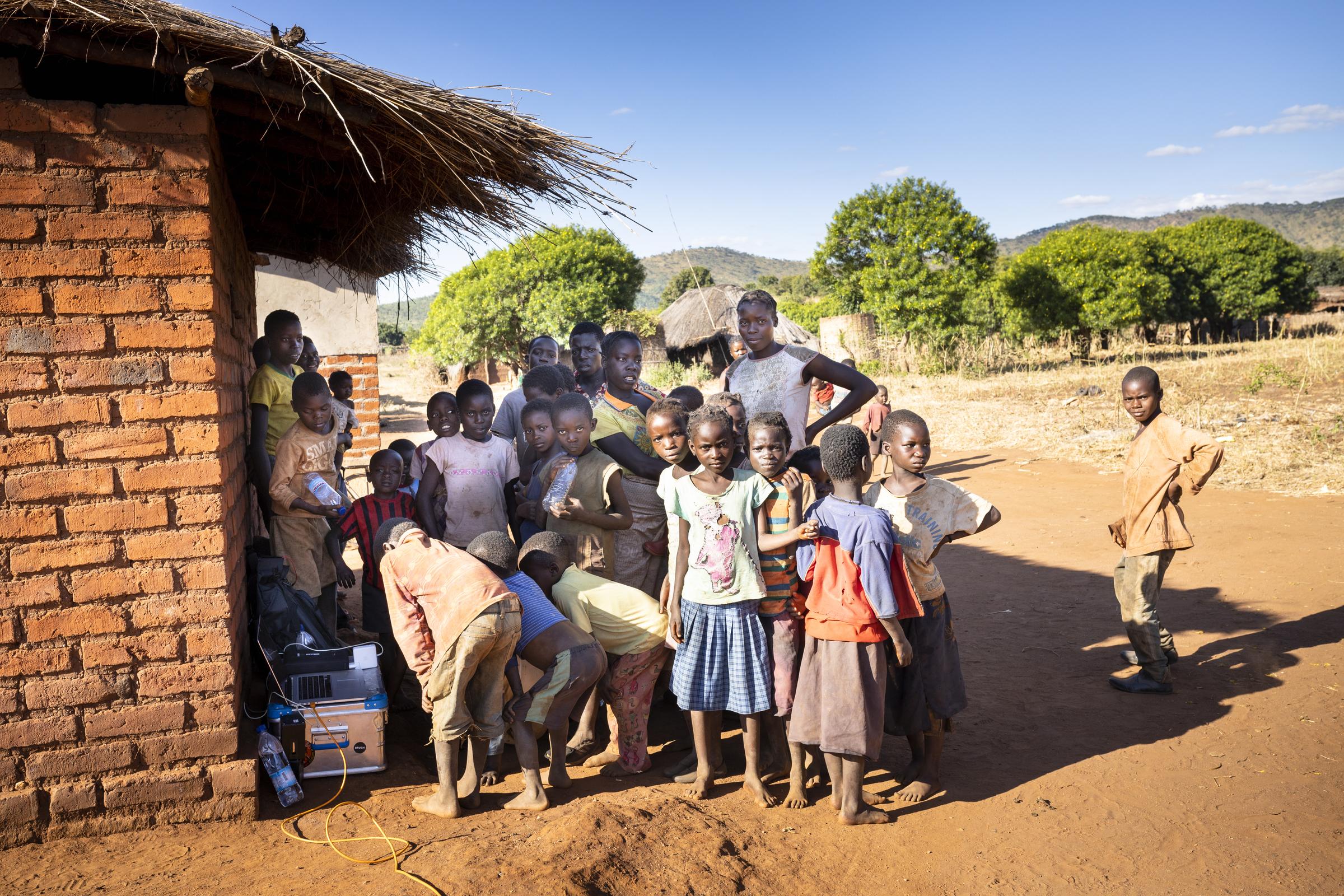 Gruppe neben Haus (Quelle: Christian O. Bruch)