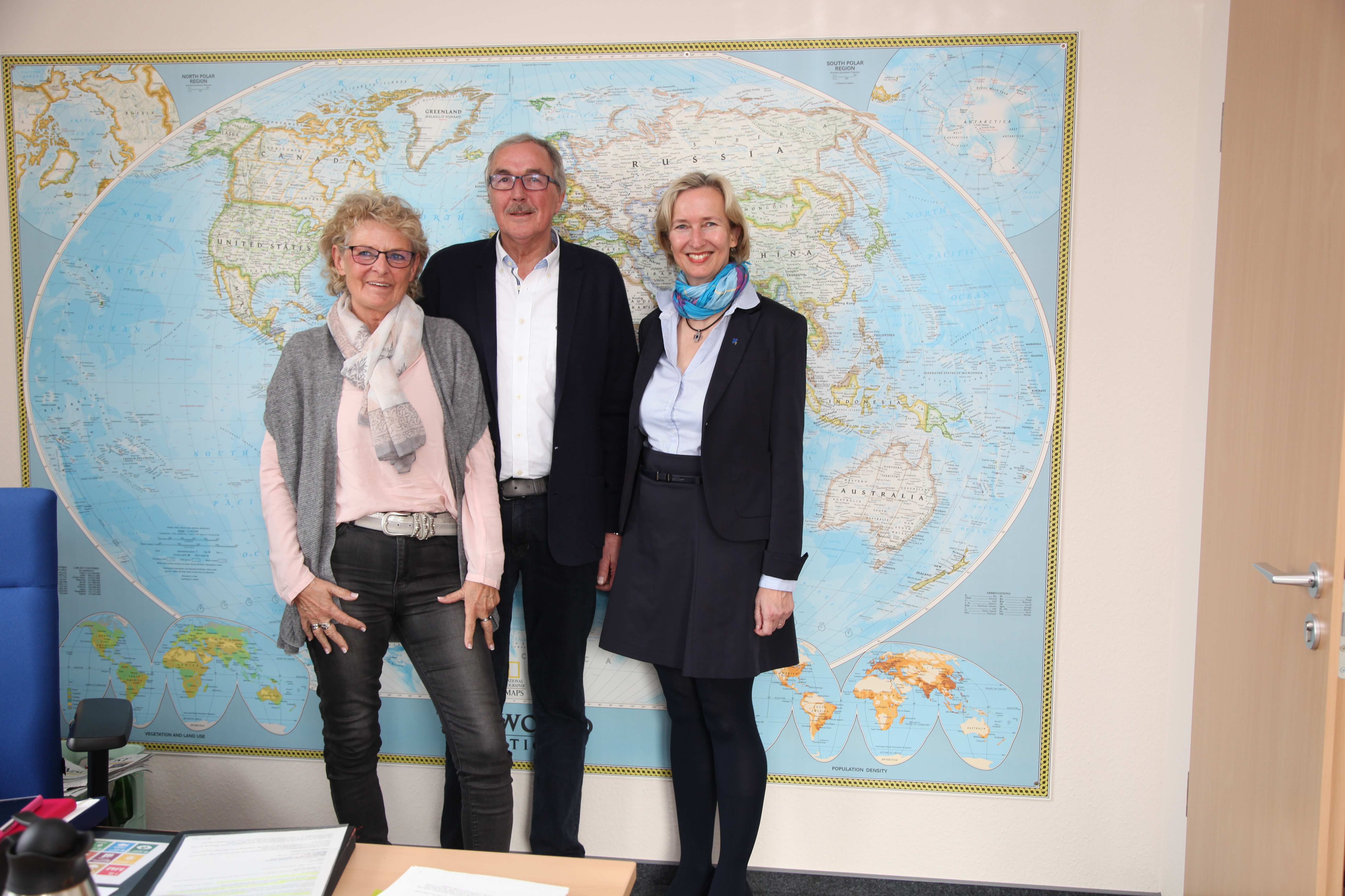 Herr und Frau Wiggers mit Katrin Weidemann (Quelle: Katharina Drzisga)