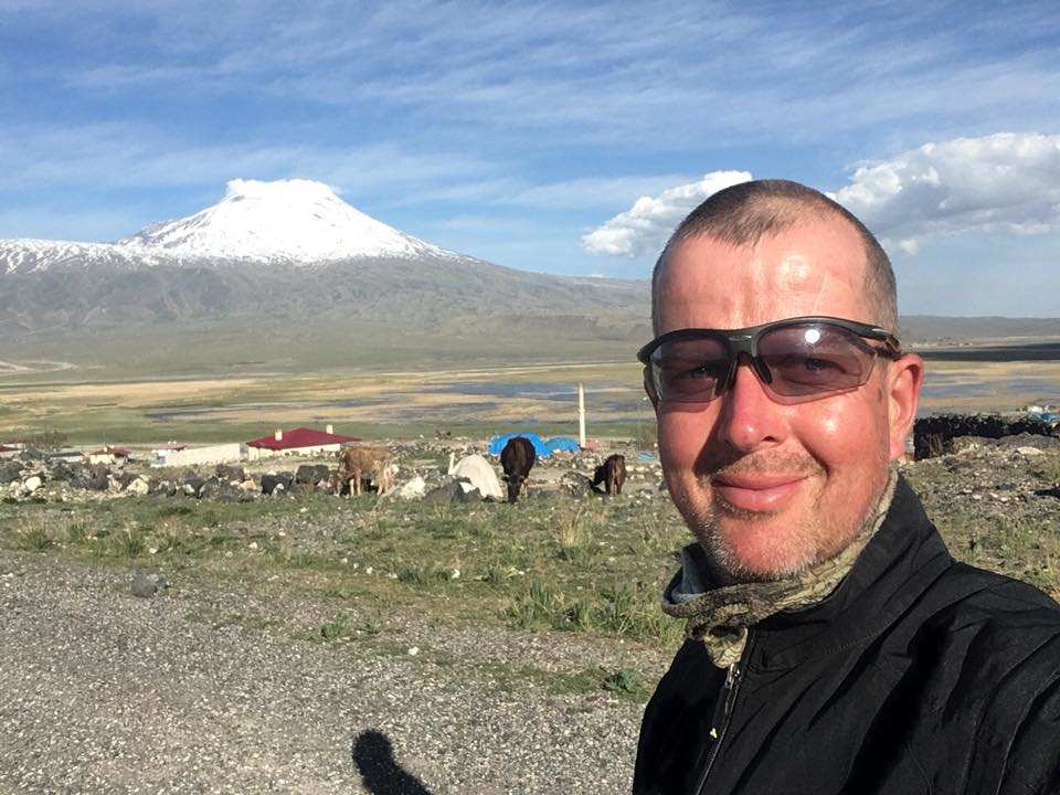 Landschaft mit Schneeberg im Hintergrund, im Vordergrund Christian Jung (Quelle: Selfie) Landschaft mit Schneeberg im Hintergrund, im Vordergrund Christian Jung (Quelle: Selfie)