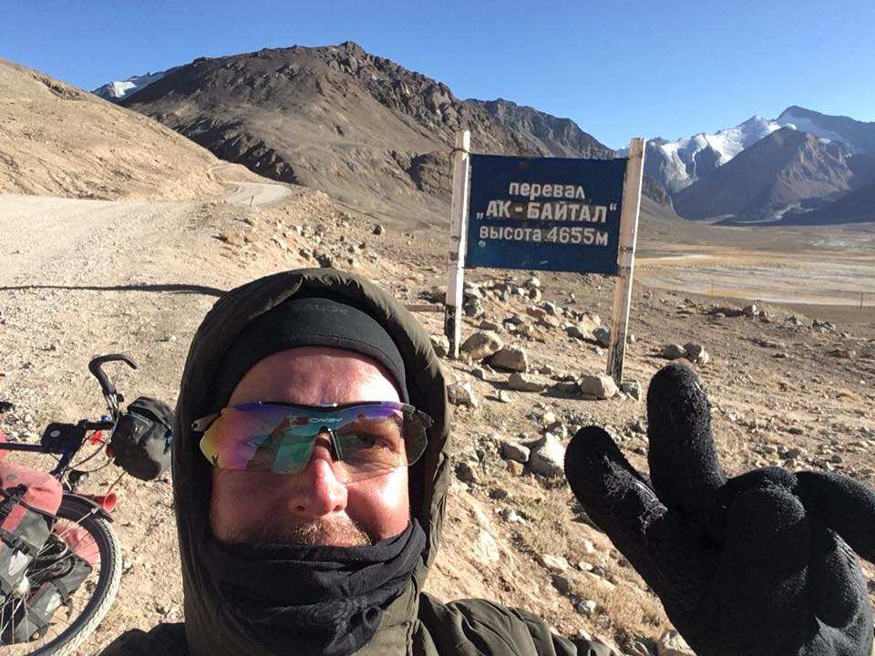 Selfie von einem Mann vor einem Schild und einer Berglandschaft (Quelle: privat)