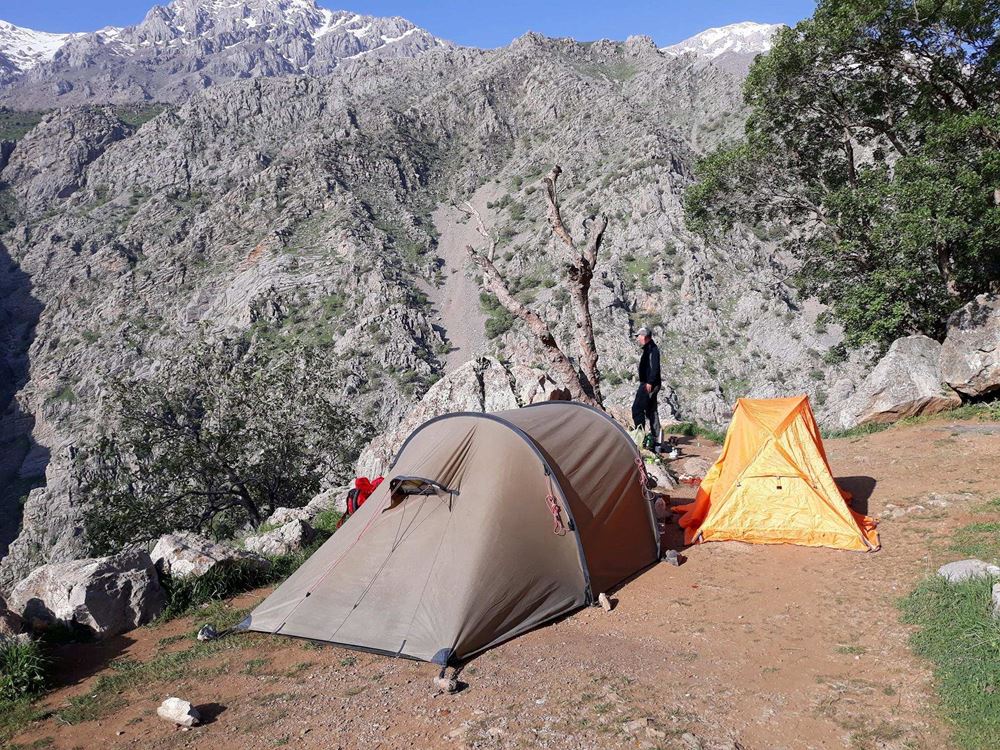 Zwei Zelte in einer Berglandschaft (Quelle: Christian Jung)