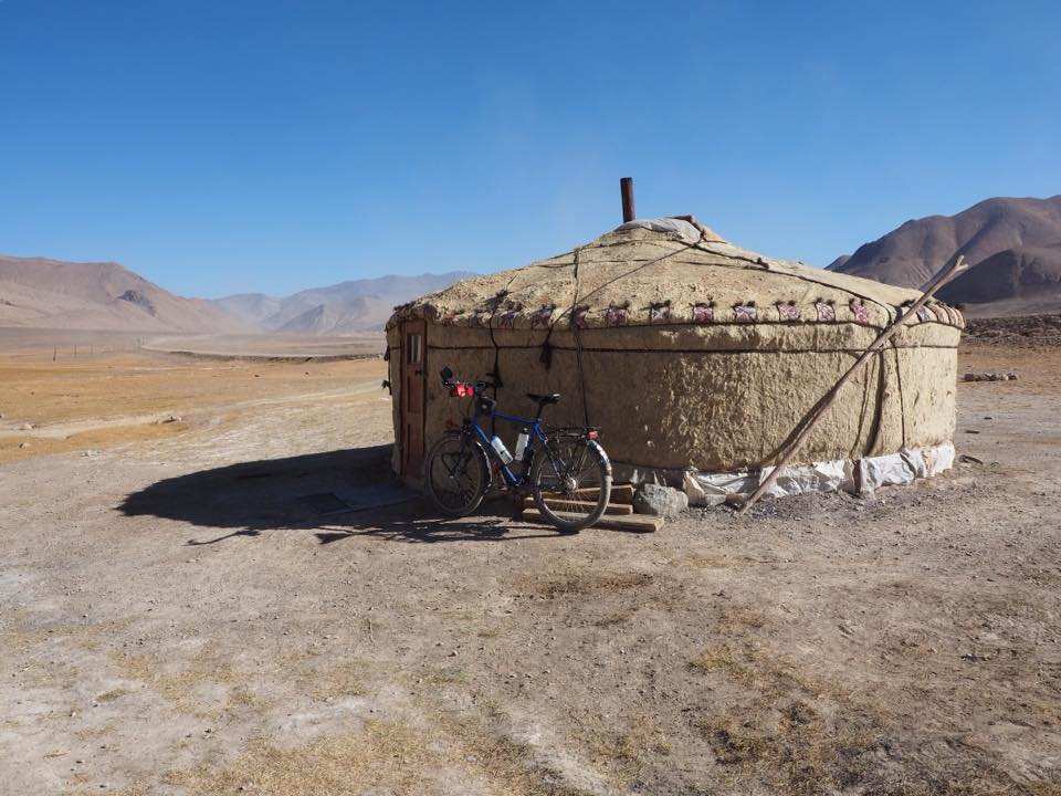 Rundes Haus in einer Berglandschaft mit Fahrrad davor (Quelle: Christian Jung) Rundes Haus in einer Berglandschaft mit Fahrrad davor (Quelle: Christian Jung)