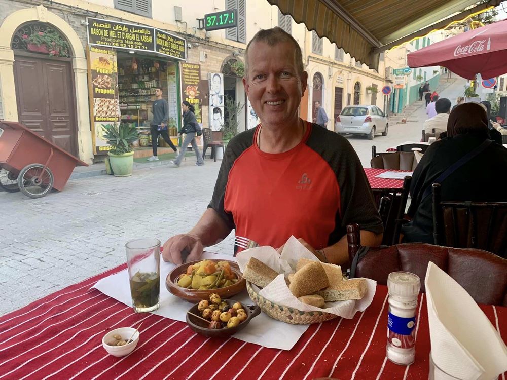 Ein Mann isst in einem Straßencafé (Quelle: privat) Ein Mann isst in einem Straßencafé (Quelle: privat)