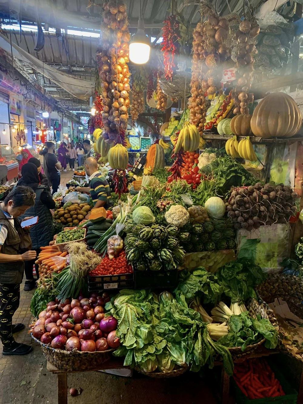 Ein Marktstand mit ganz vielen Früchten und Gemüse (Quelle: Christian Jung)