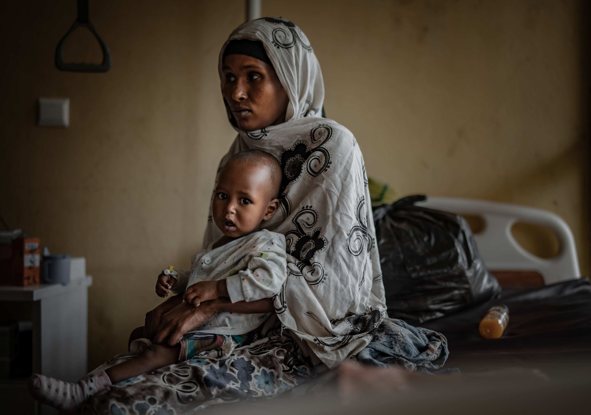 Eine Frau aus Äthiopien sitzt in einem Krankenhaus und hält ihr Baby im Arm. (Quelle: Jakob Studnar)