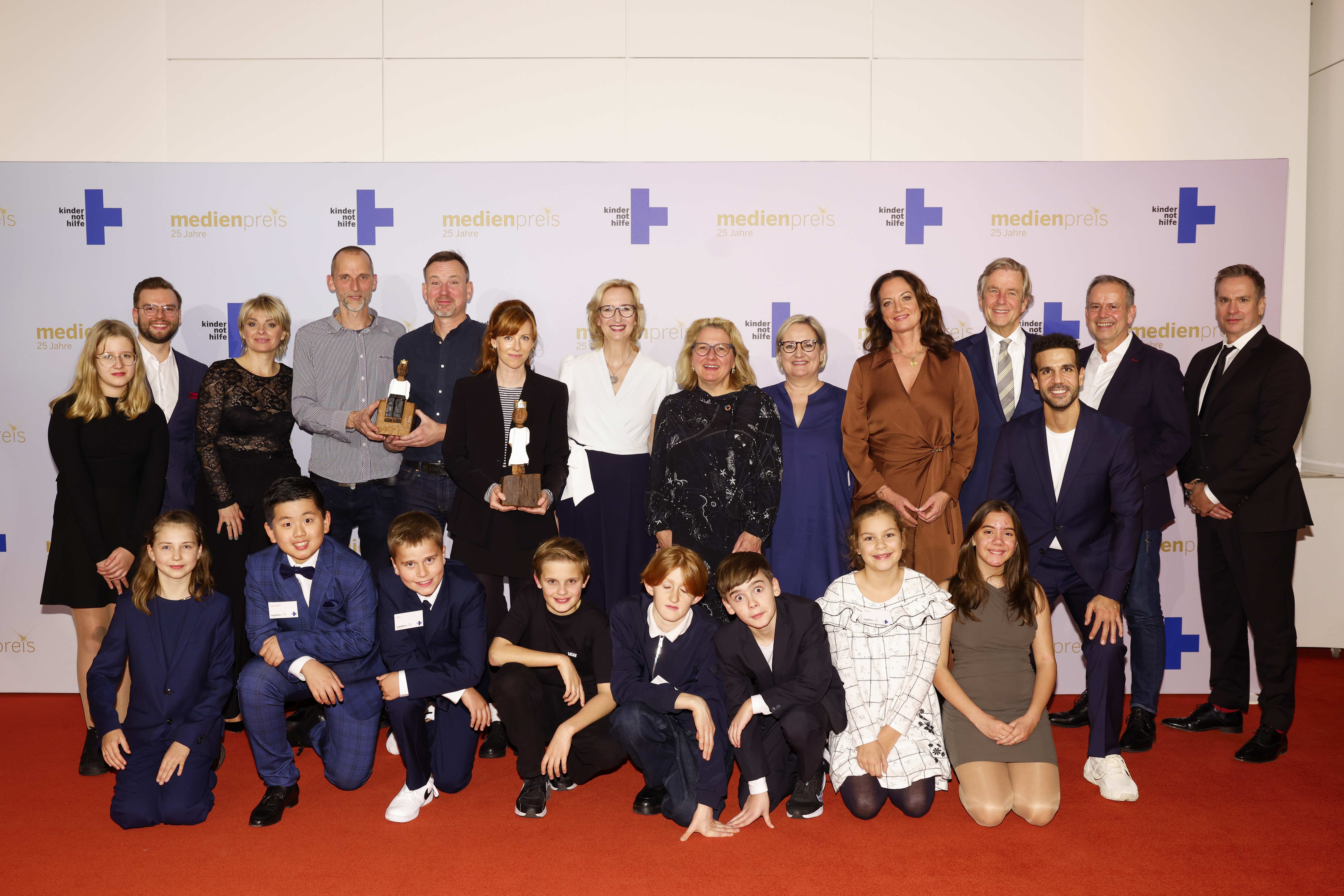 Gruppenbild vom Kindernothilfe Medienpreis 2023: Kuratorium, Kinderjury, Kindernothilfe-Vorstand, Bundesministerin Svenja Schulze, Moderation und Laudation. Foto: Franziska Krug für Kindernothilfe Medienpreis 2023.Medienpreis der Kindernothilfe