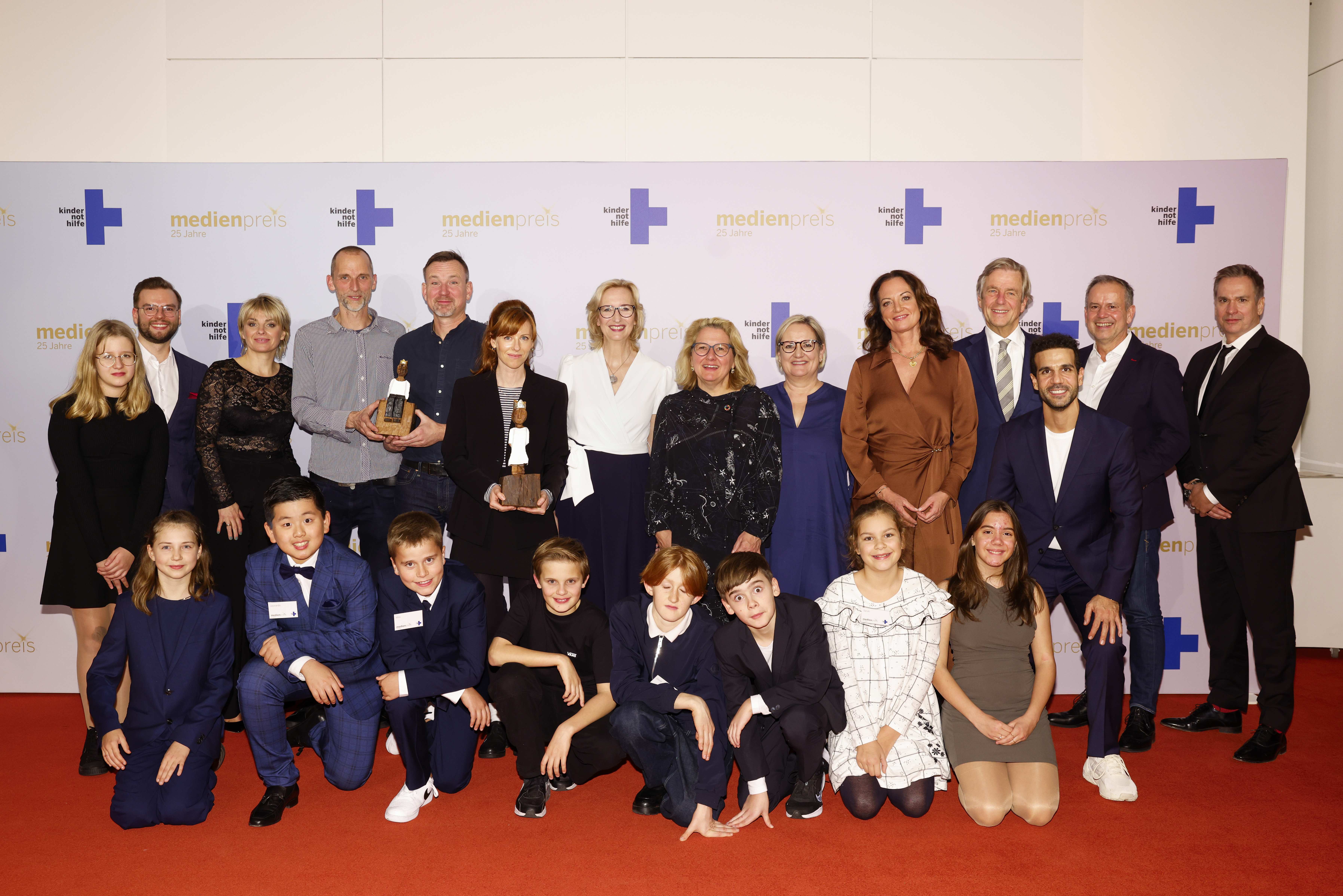 Gruppenbild vom Kindernothilfe Medienpreis 2023: Kuratorium, Kinderjury, Kindernothilfe-Vorstand, Bundesministerin Svenja Schulze, Moderation und Laudation. Foto: Franziska Krug für Kindernothilfe Medienpreis 2023.Medienpreis der Kindernothilfe Gruppenbild vom Kindernothilfe Medienpreis 2023: Kuratorium, Kinderjury, Kindernothilfe-Vorstand, Bundesministerin Svenja Schulze, Moderation und Laudation. Foto: Franziska Krug für Kindernothilfe Medienpreis 2023.Medienpreis der Kindernothilfe