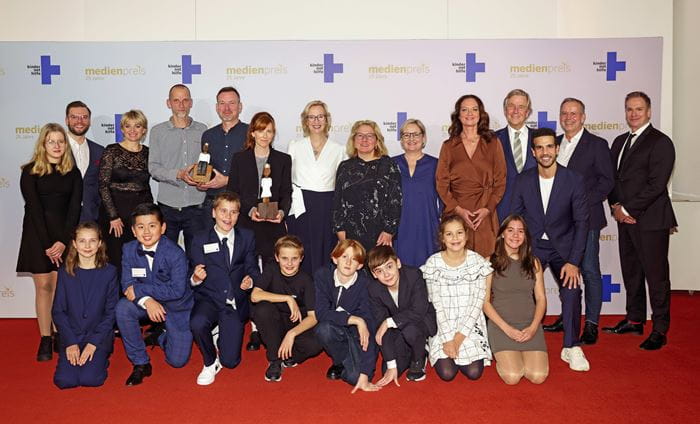 Gewinner:innen des Kindernothilfe-Medienpreises 2023 zusammen mit dem Kuratorium und der Kinderjury (Quelle: Franziska Krug)