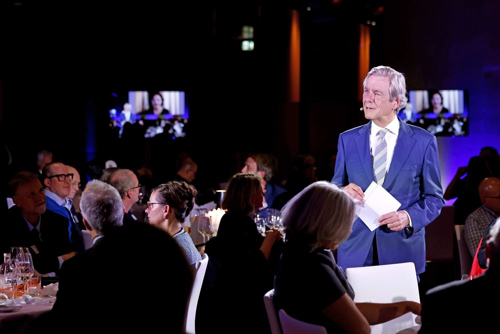 Dr. Claus Kleber hält die Laudatio für Journalistin Isabel Schayani (Quelle: Franziska Krug) Dr. Claus Kleber hält die Laudatio für Journalistin Isabel Schayani (Quelle: Franziska Krug)