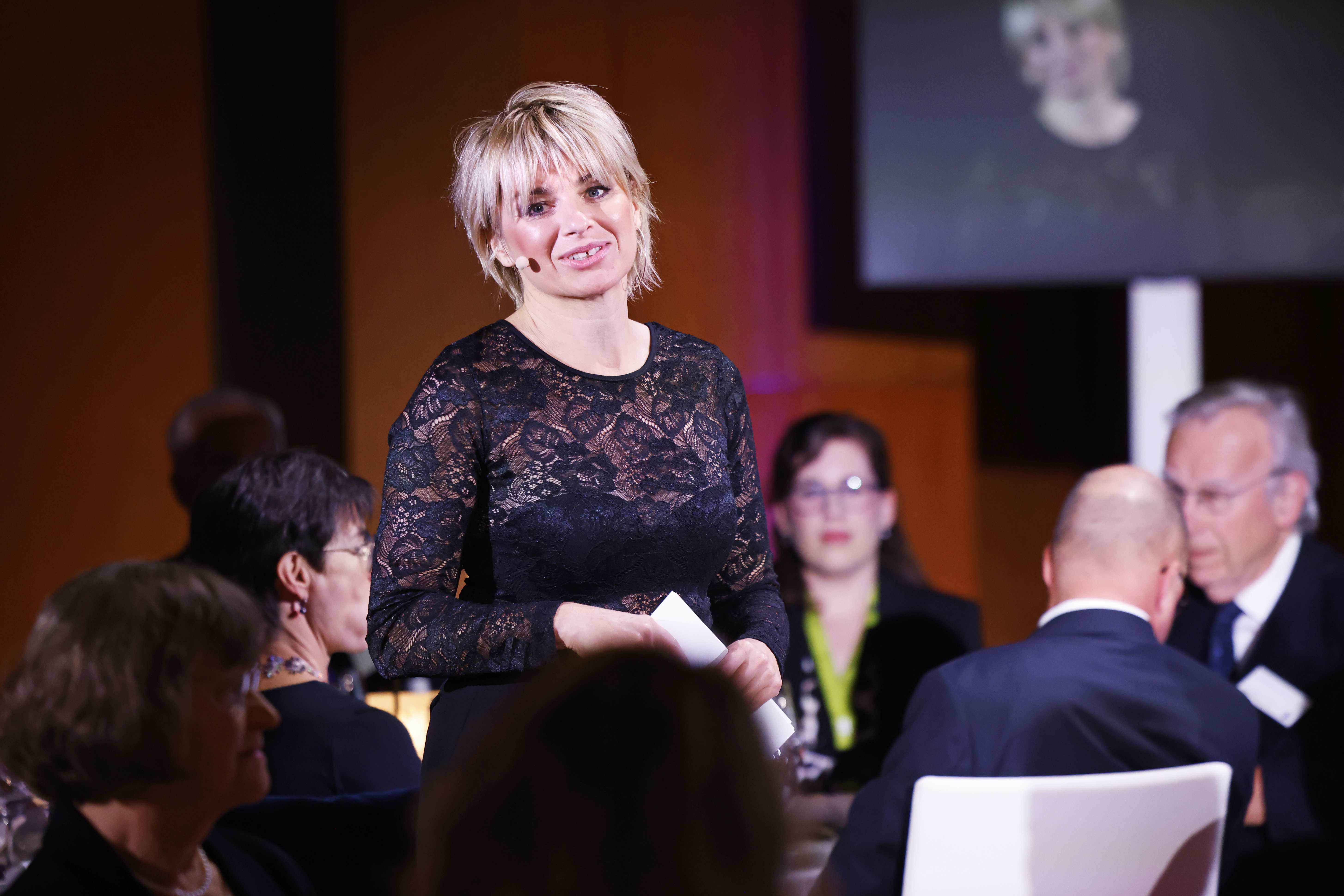 Kindernothilfe-Botschafterin Sabine Heinrich moderiert die Preisverleihung (Quelle: Franziska Krug)