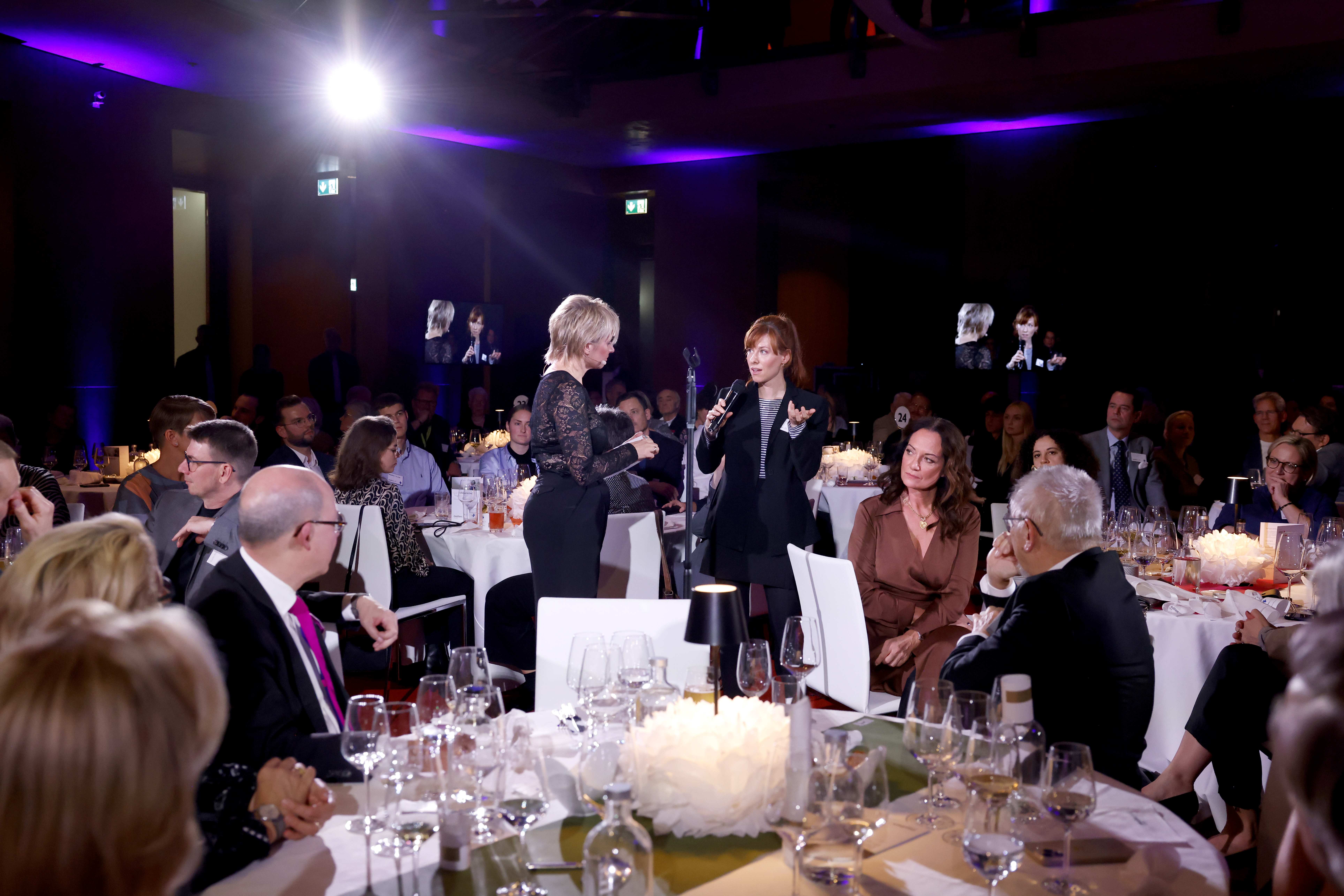 Moderatorin Sabine Heinrich mit Alexandra Rojkov, Gewinnerin des "Story on Stage"-Preises 2023  (Quelle: Franziska Krug)