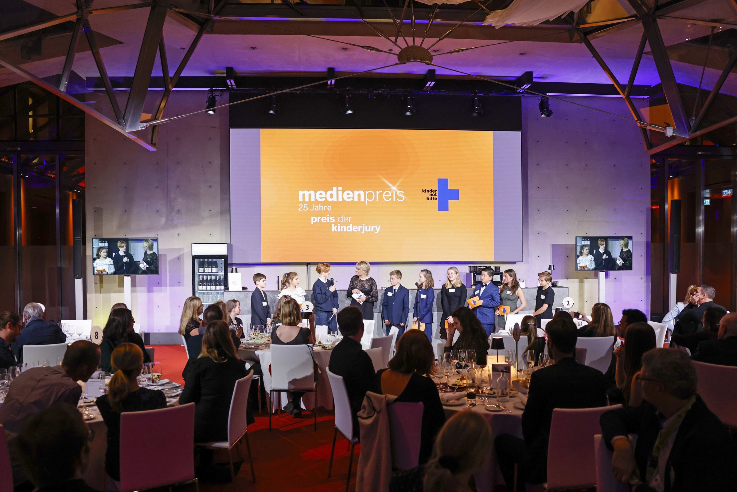 Moderatorin Sabine Heinrich mit der Kinderjury 2023 (Quelle: Franziska Krug) Moderatorin Sabine Heinrich mit der Kinderjury 2023 (Quelle: Franziska Krug)