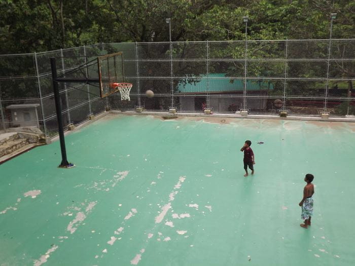 Jungen spielen Basketball. (Quelle: Kindernothilfe-Partner)
