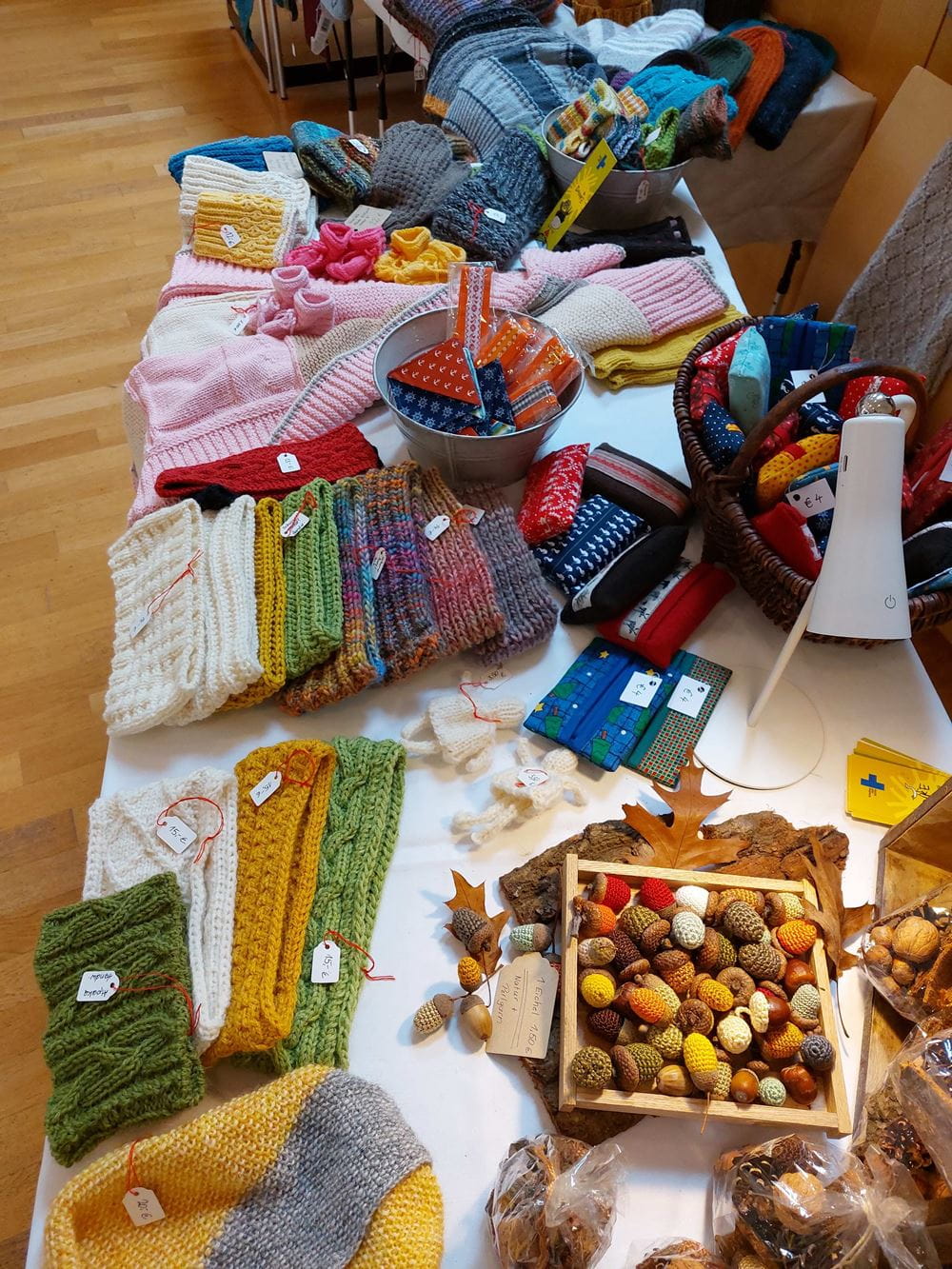 Verkaufstisch z. B. mit gestrickten Etuis (Quelle: privat) Verkaufstisch z. B. mit gestrickten Etuis (Quelle: privat)