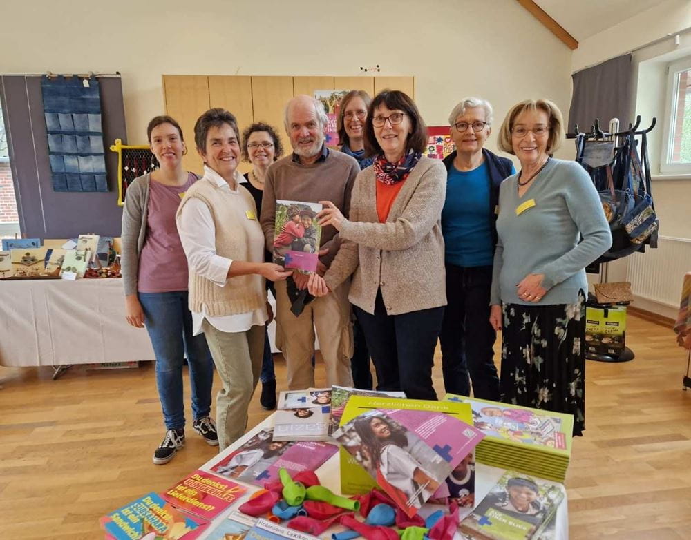 Das Kreativteam: sieben Frauen und ein Mann vor einem Tisch mit Kindernothilfe-Material (Quelle: privat) Das Kreativteam: sieben Frauen und ein Mann vor einem Tisch mit Kindernothilfe-Material (Quelle: privat)