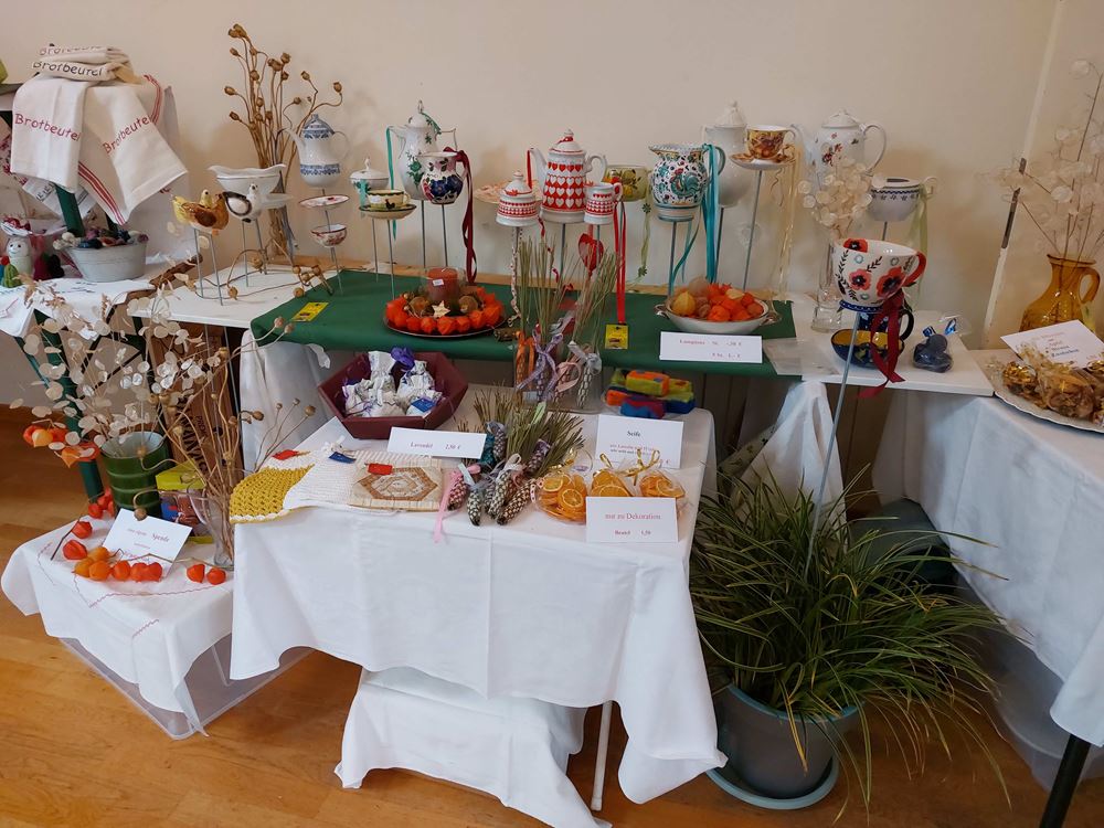 Kreativmarkt: Tische mit vielen kunsthandwerklichen Sachen, z. B. Geschirr als Gartenstecker (Quelle: privat)