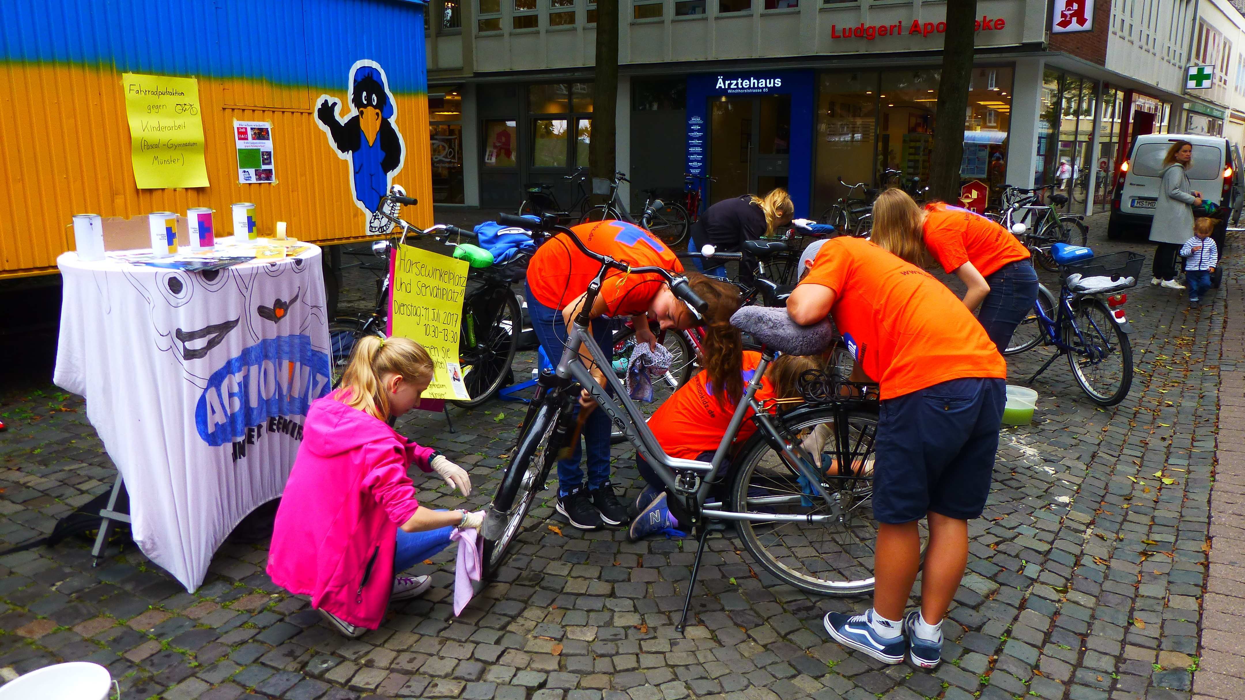 Fahrradwaschaktion A!K Pascal-Gymnasium Münster (Quelle: Kindernothilfe) Fahrradwaschaktion A!K Pascal-Gymnasium Münster (Quelle: Kindernothilfe)