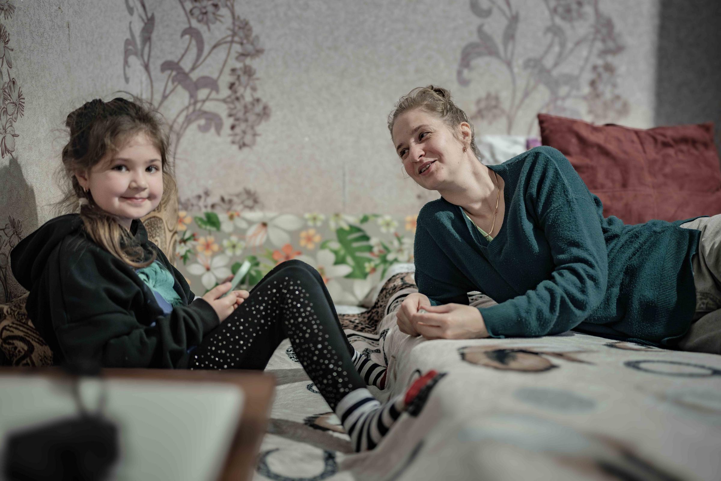 Ukrainisches Mädchen mit ihrer Mutter in ihrer Unterkunft in der Republik Moldau (Quelle: Jakob Studnar/Kindernothilfe)