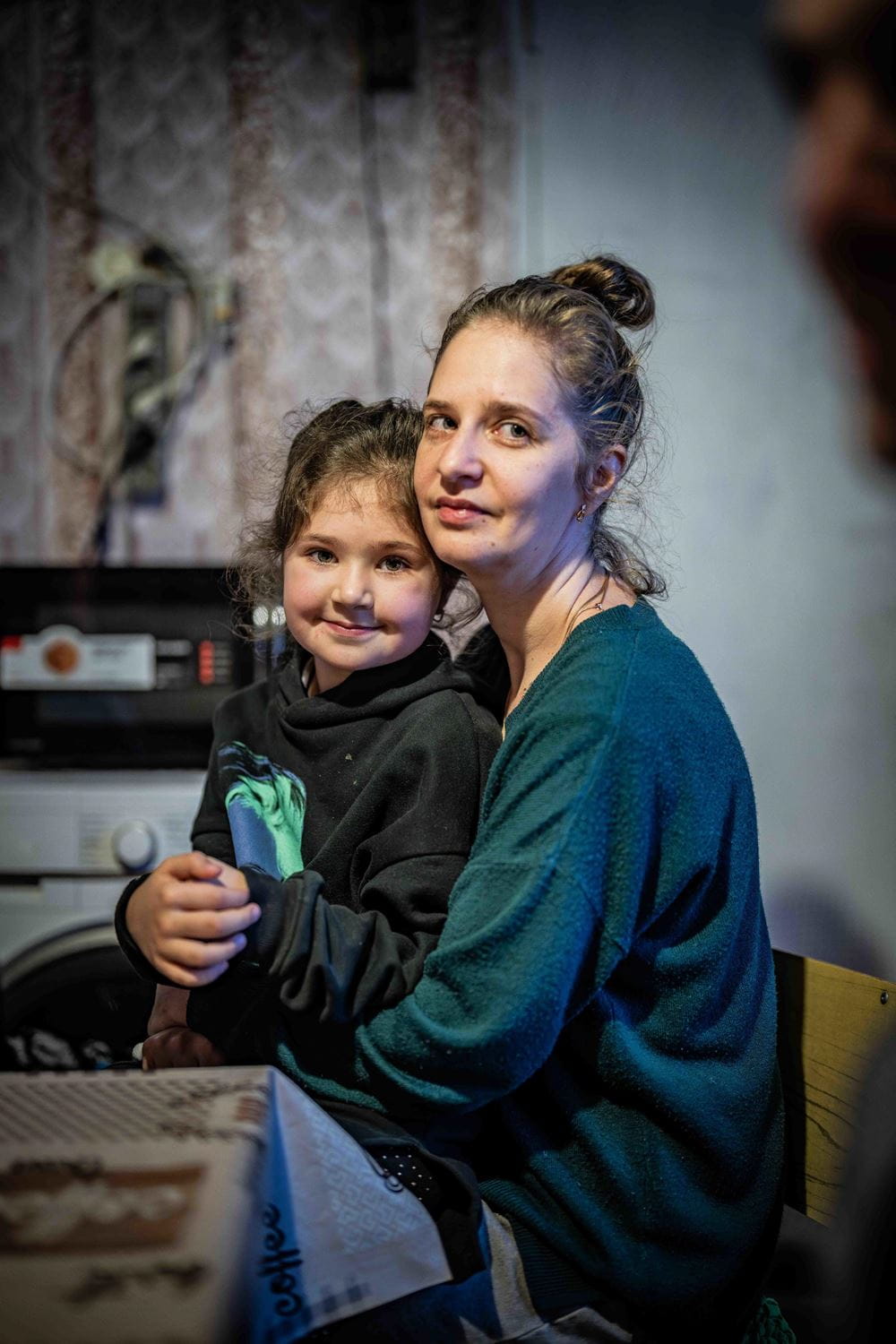 Ukrainisches Mädchen auf dem Schoß ihrer Mutter in der Republik Moldau (Quelle: Jakob Studnar / Kindernothilfe) Ukrainisches Mädchen auf dem Schoß ihrer Mutter in der Republik Moldau (Quelle: Jakob Studnar / Kindernothilfe)