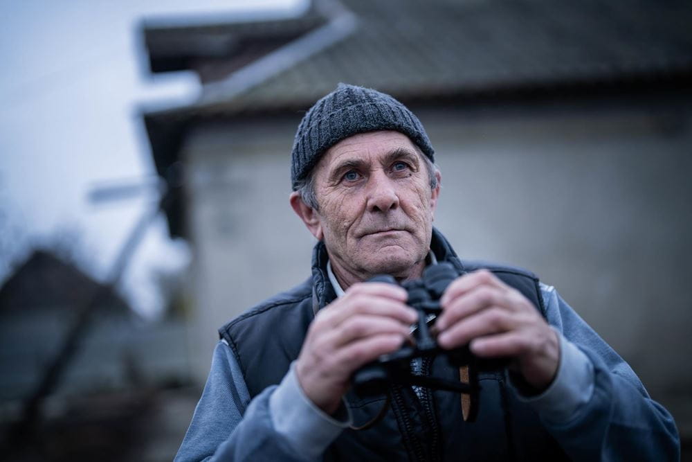 Mann blickt in der Republik Moldau durch sein Fernglas in seine Heimat, die Ukraine (Quelle: Jakob Studnar / Kindernothilfe) Mann blickt in der Republik Moldau durch sein Fernglas in seine Heimat, die Ukraine (Quelle: Jakob Studnar / Kindernothilfe)