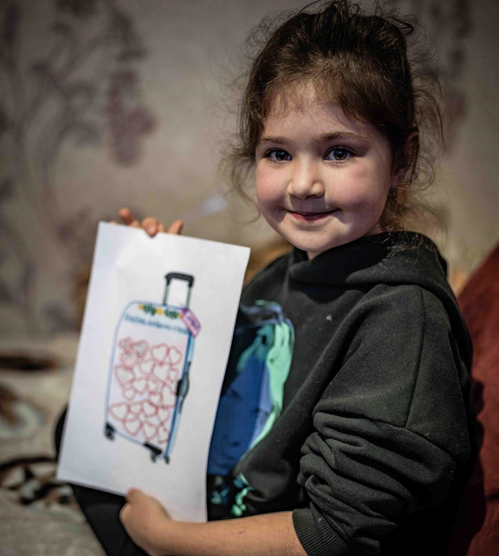 Mädchen zeigt ihr selbst gemaltes Bild (Quelle: Jakob Studnar / Kindernothilfe)