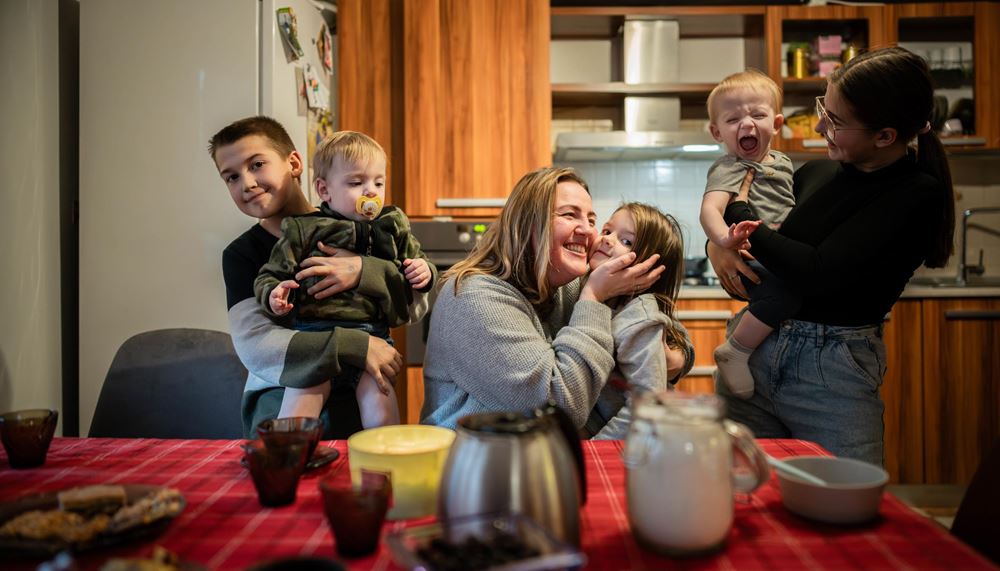 Mutter mit ihren fünf Kindern in der Wohnung am Küchentisch (Foto: Jakob Studnar / Kindernothilfe) Mutter mit ihren fünf Kindern in der Wohnung am Küchentisch (Foto: Jakob Studnar / Kindernothilfe)