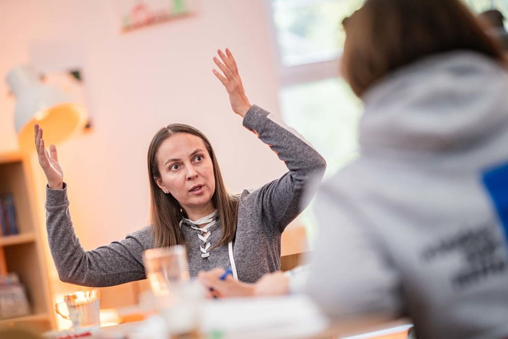 Frau im Gespräch mit Mitarbeiterin der Kindernothilfe (Foto: Jakob Studnar / Kindernothilfe) Frau im Gespräch mit Mitarbeiterin der Kindernothilfe (Foto: Jakob Studnar / Kindernothilfe)