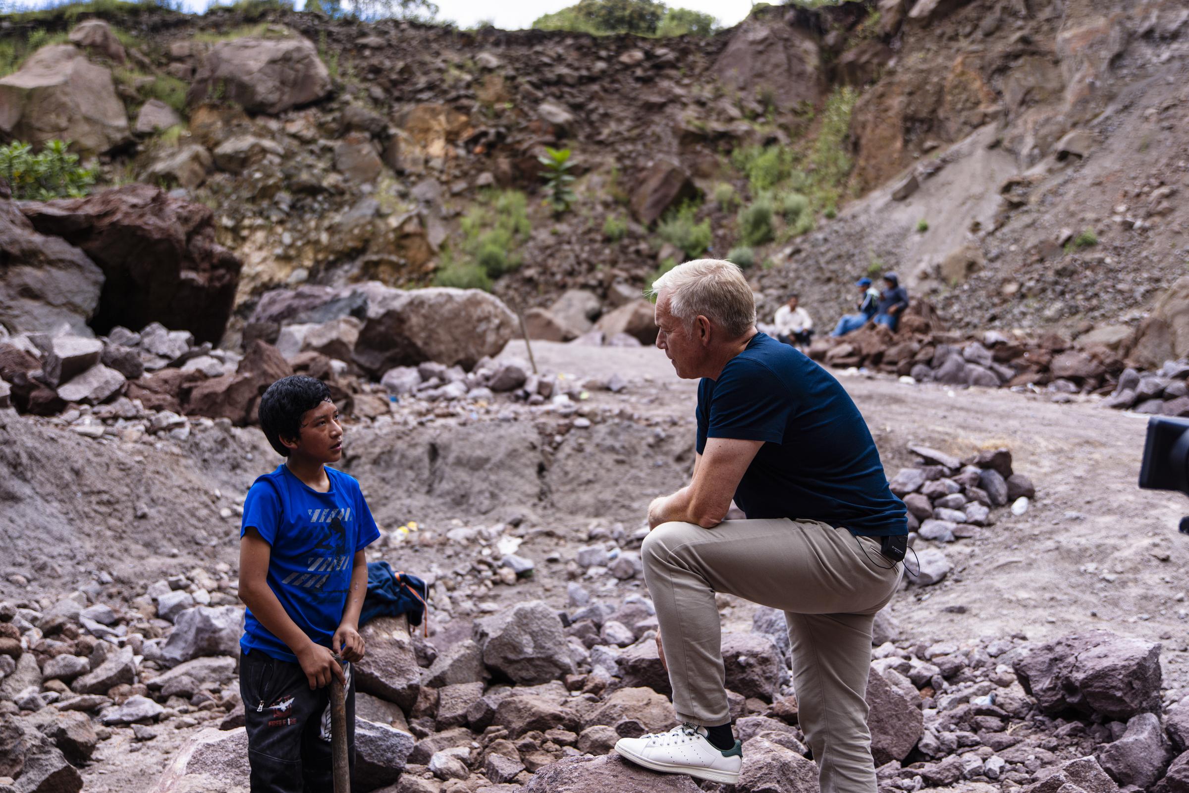 Johannes B. Kerner im Gespräch mit Juan, einem arbeitenden Kind in Guatemala, bei den Dreharbeiten für Ein Herz für Kinder (Quelle: Martin Bondzio/Kindernothilfe)